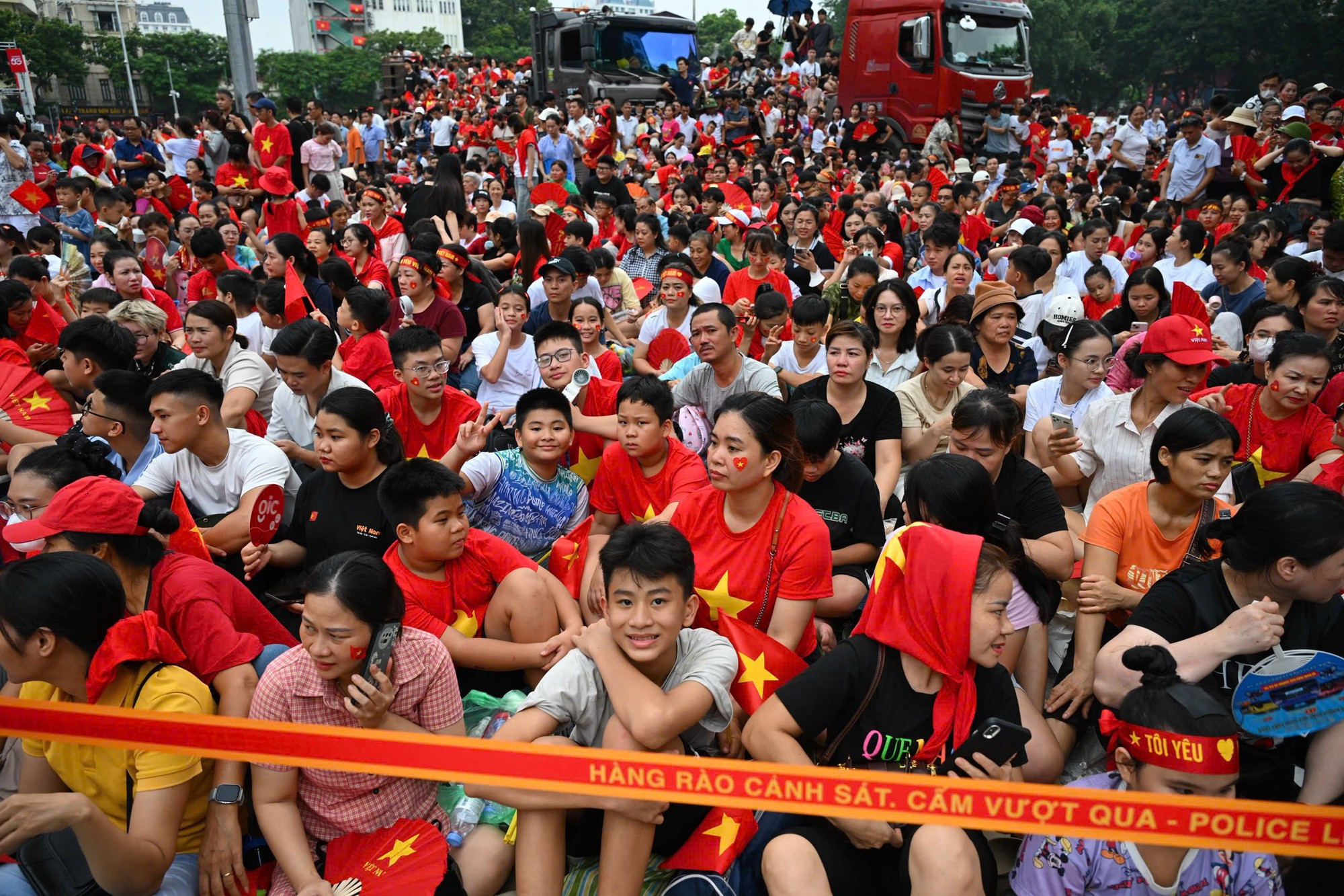 Los niños, llenos de entusiasmo, celebran con alegría la gran fiesta de la nación. Los niños, llenos de entusiasmo, celebran con alegría la gran fiesta de la nación.