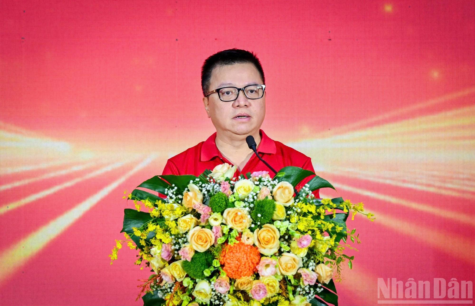 Quoc Minh habla en la cita. Quoc Minh habla en la cita.