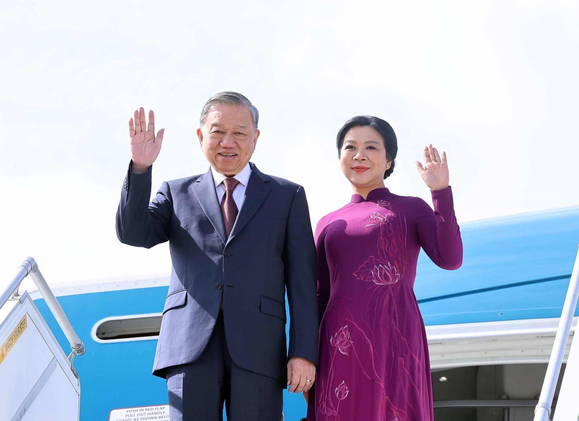 El secretario general To Lam y su esposa llegan al Aeropuerto Internacional de Gimhae, Busan. El secretario general To Lam y su esposa llegan al Aeropuerto Internacional de Gimhae, Busan.