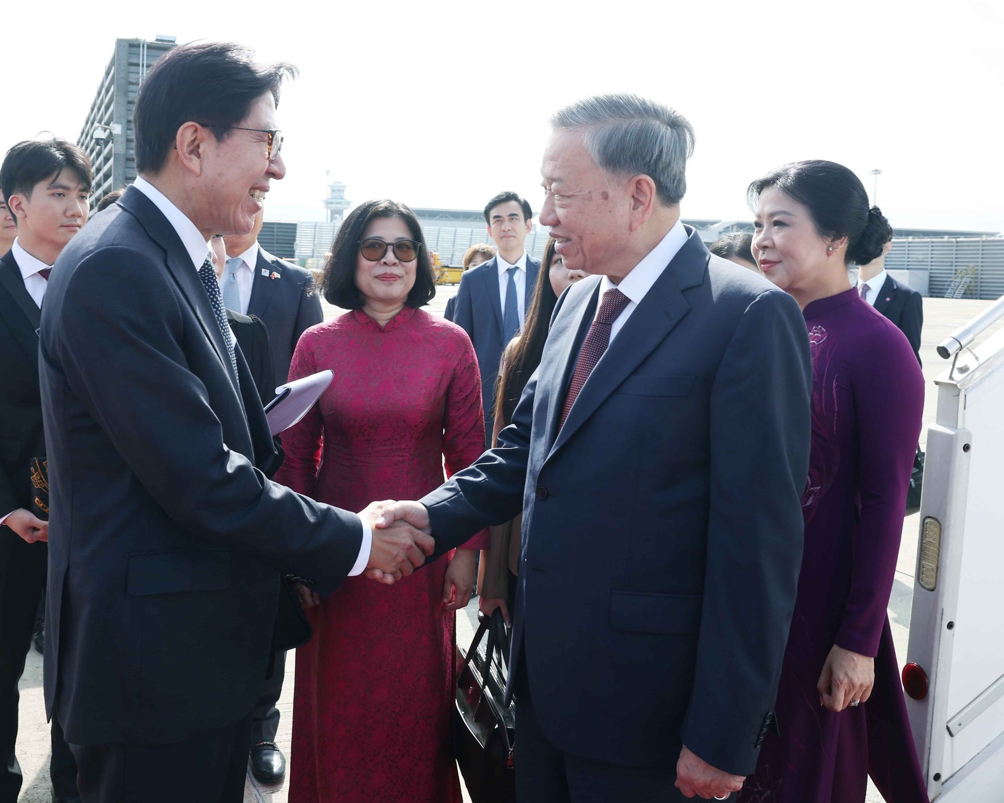 Funcionarios de Busan reciben al secretario general To Lam y a su esposa en el Aeropuerto Internacional de Gimhae. Funcionarios de Busan reciben al secretario general To Lam y a su esposa en el Aeropuerto Internacional de Gimhae.