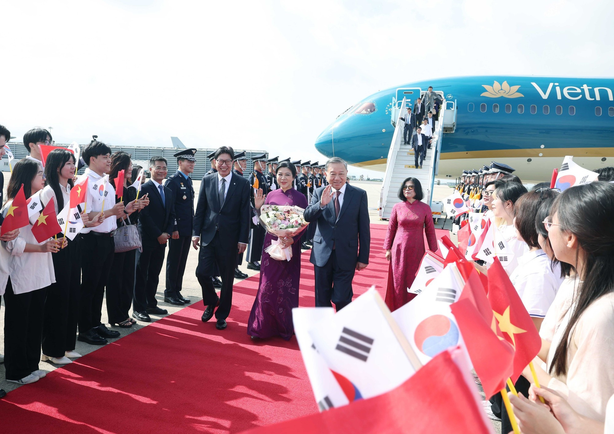 Acto de bienvenida dedicado al dirigente vietnamita en el Aeropuerto Internacional de Gimhae. Acto de bienvenida dedicado al dirigente vietnamita en el Aeropuerto Internacional de Gimhae.