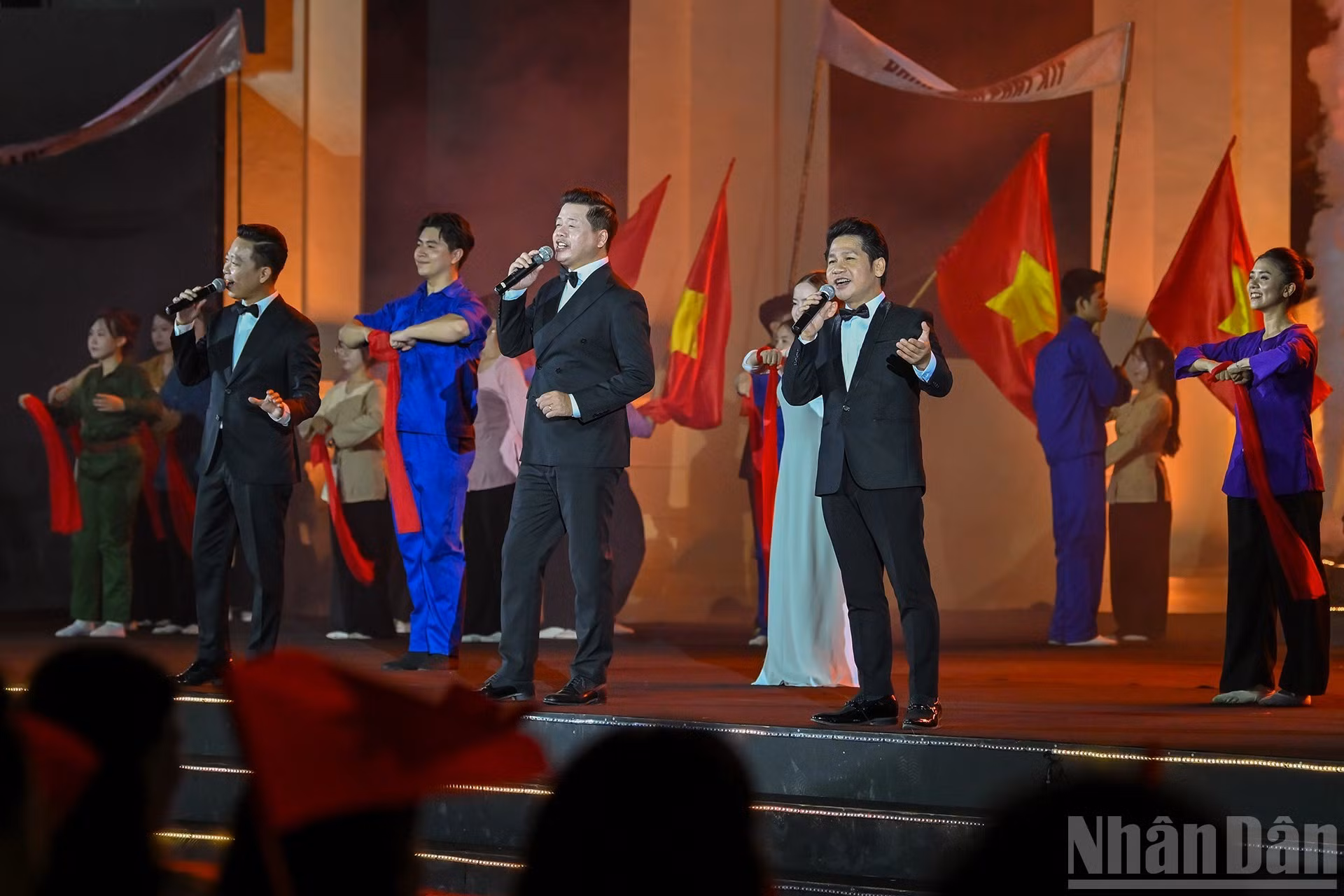 El programa ofrece un espacio artístico vibrante, como un recordatorio de la ardua pero gloriosa trayectoria de la revolución vietnamita.