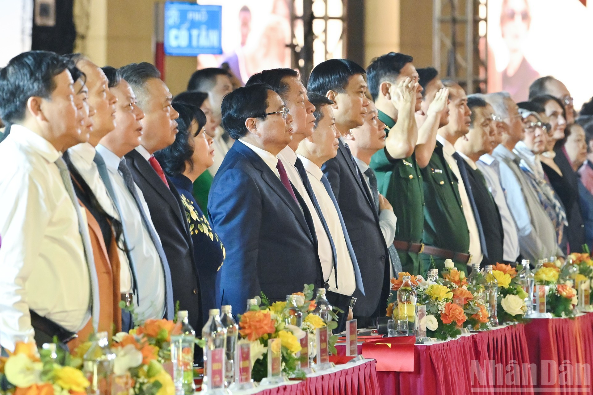Los delegados saludan a la bandera nacional.