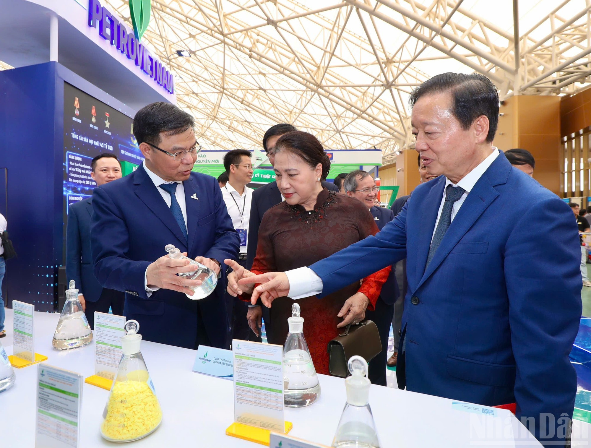 La ex presidenta de la Asamblea Nacional, Nguyen Thi Kim Ngan, y el viceprimer ministro Tran Hong Ha visitan los stands de las empresas en el marco de la exposición. La ex presidenta de la Asamblea Nacional, Nguyen Thi Kim Ngan, y el viceprimer ministro Tran Hong Ha visitan los stands de las empresas en el marco de la exposición.