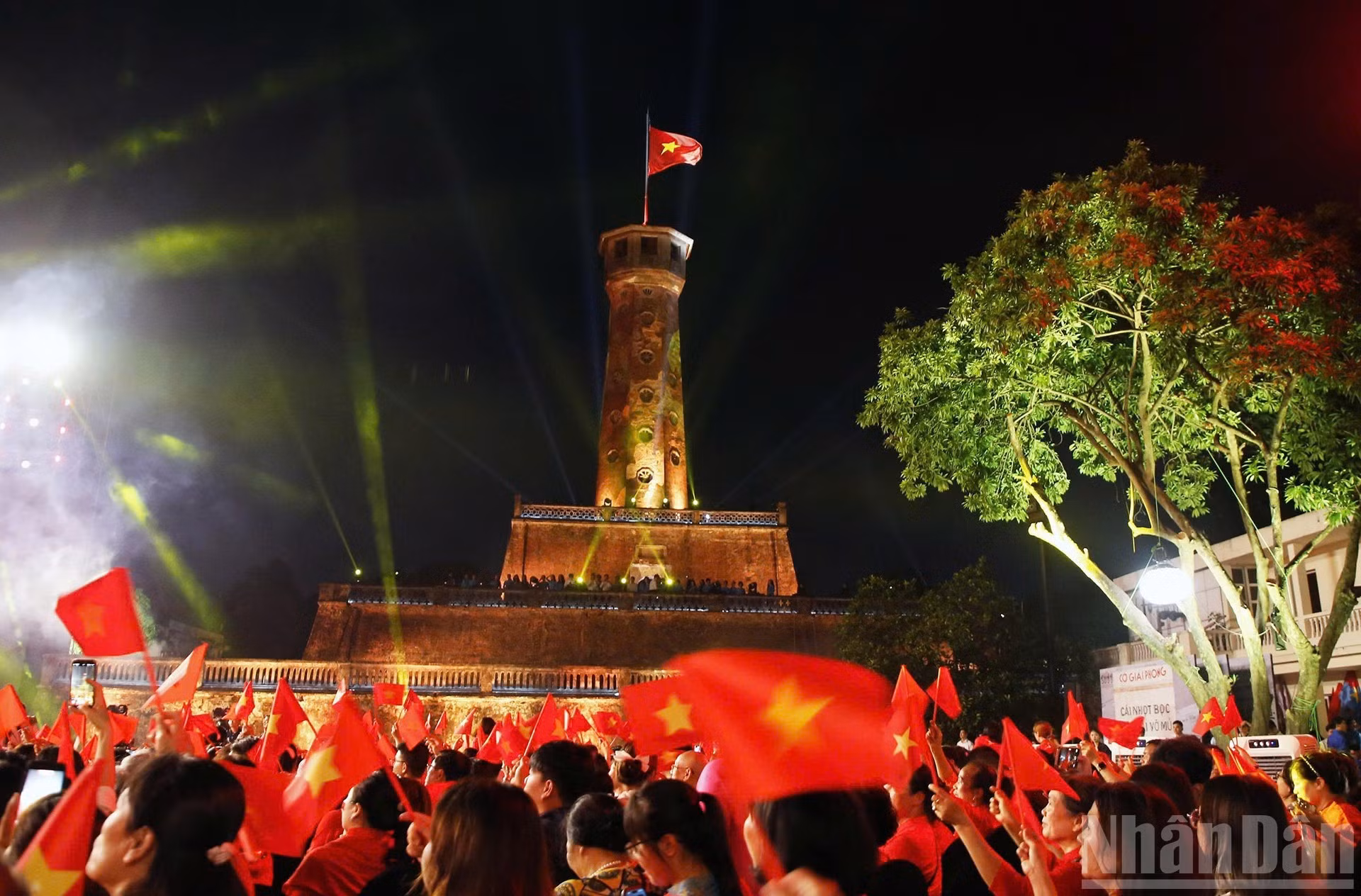 La bandera nacional ondea en lo alto de la Torre de la Bandera de Hanói, al ritmo del programa.