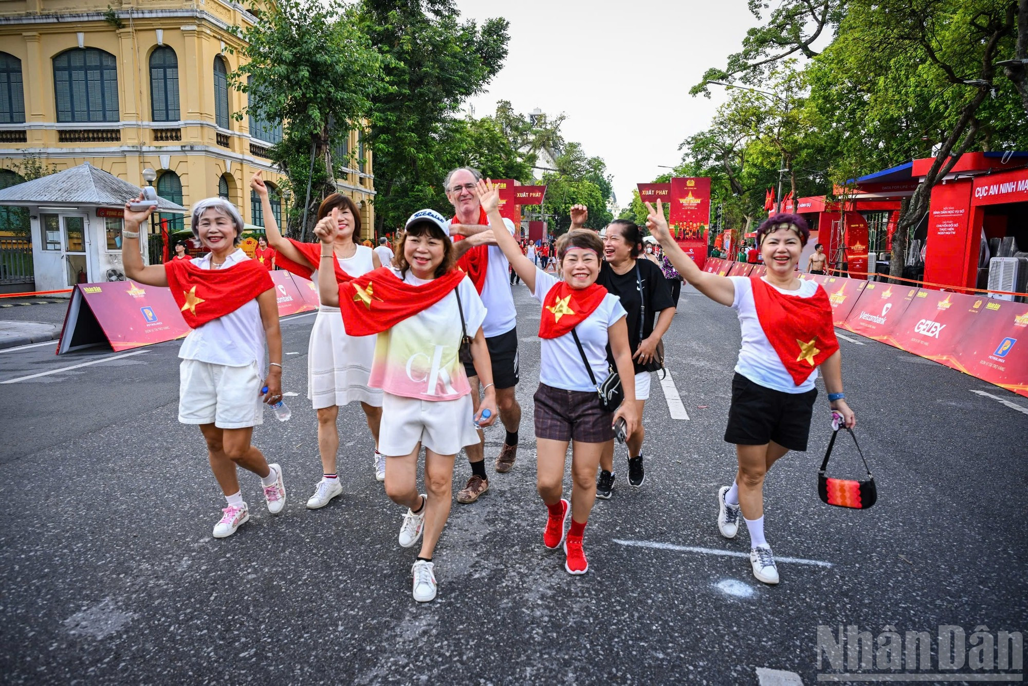 Tanto los locales como los turistas extranjeros participan en la caminata. Tanto los locales como los turistas extranjeros participan en la caminata.