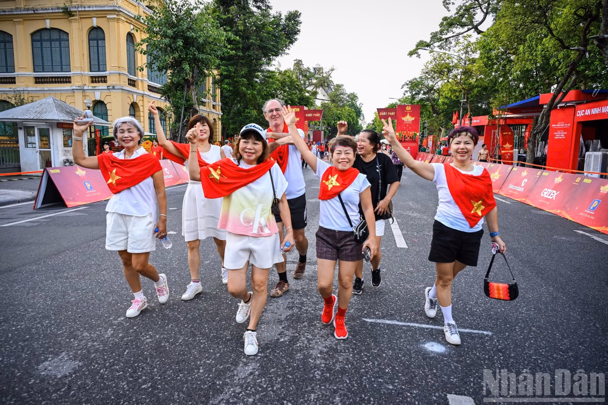 Tanto los locales como los turistas extranjeros participan en la caminata.