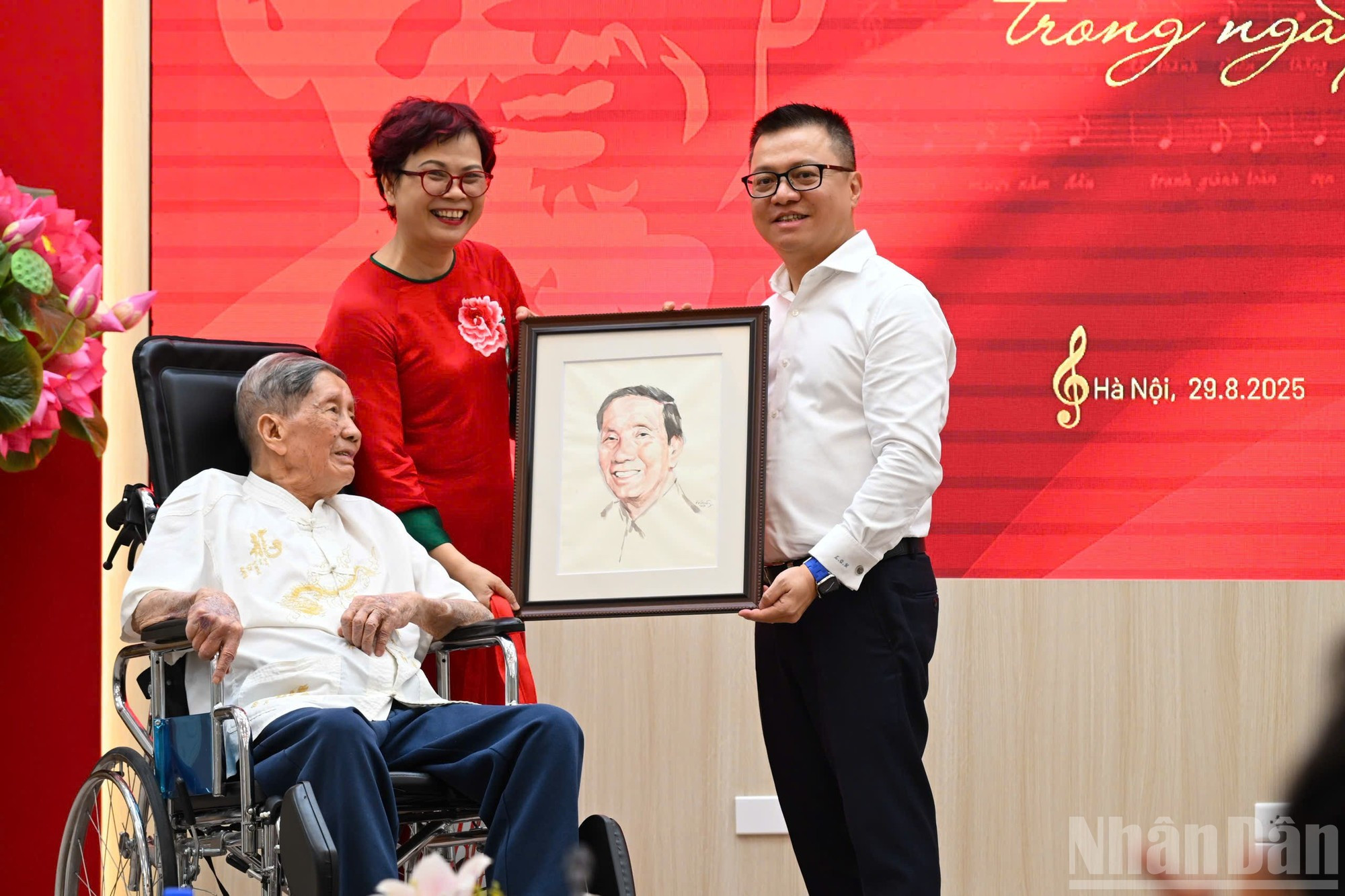 La familia del compositor Pham Tuyen agradece al periódico Nhan Dan. La familia del compositor Pham Tuyen agradece al periódico Nhan Dan.