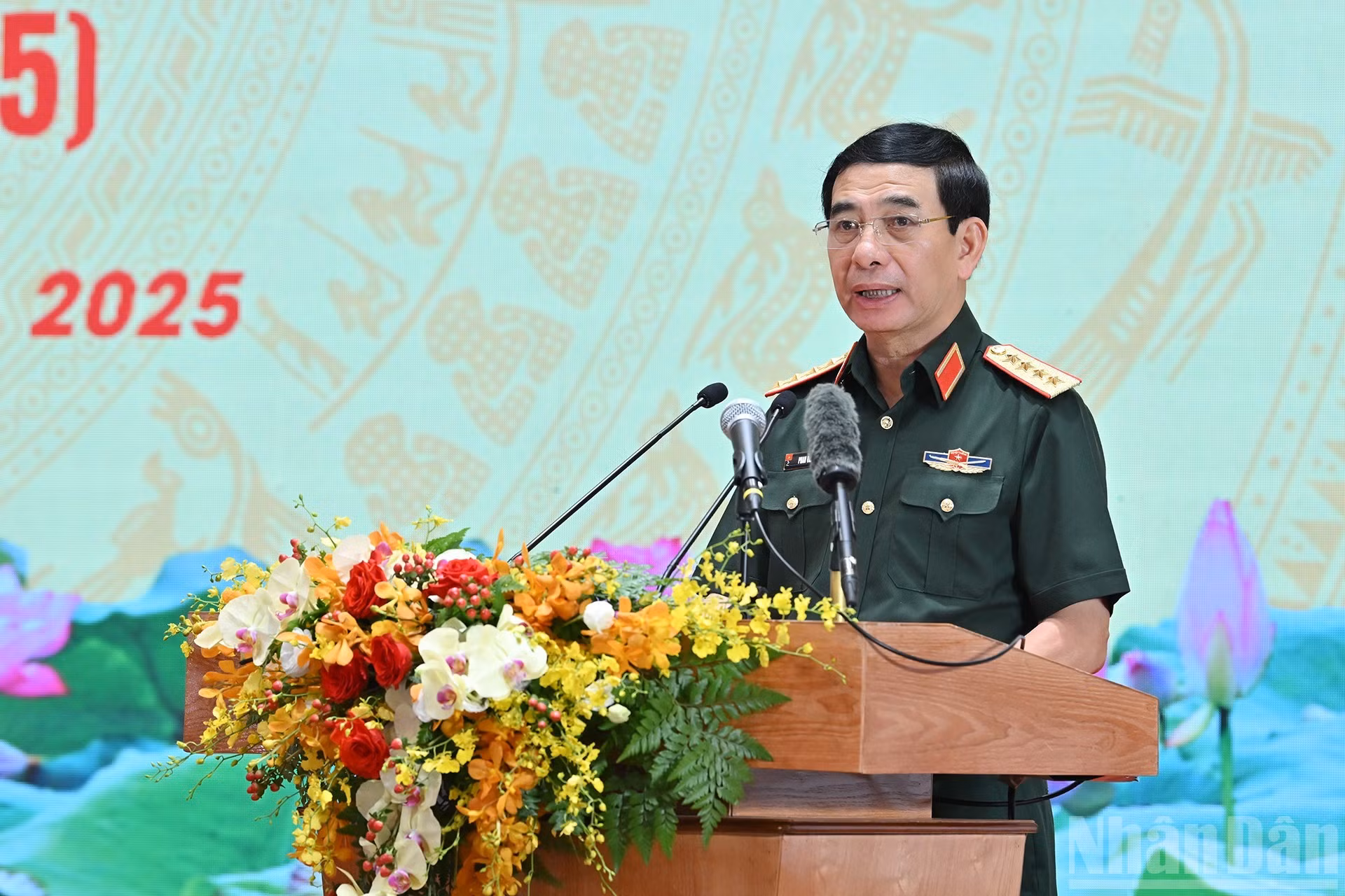 El ministro de Defensa, Phan Van Giang, habla en la cita.