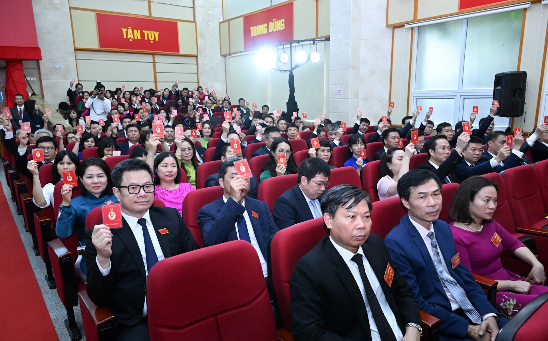 240 delegados, en representación de cerca de cinco mil militantes pertenecientes a 46 organizaciones de base del Comité del Partido del Ministerio de Ciencia y Tecnología, asisten al congreso.