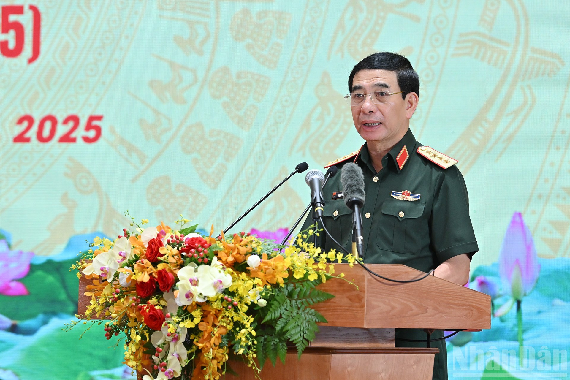 El ministro de Defensa, Phan Van Giang, habla en la cita. El ministro de Defensa, Phan Van Giang, habla en la cita.