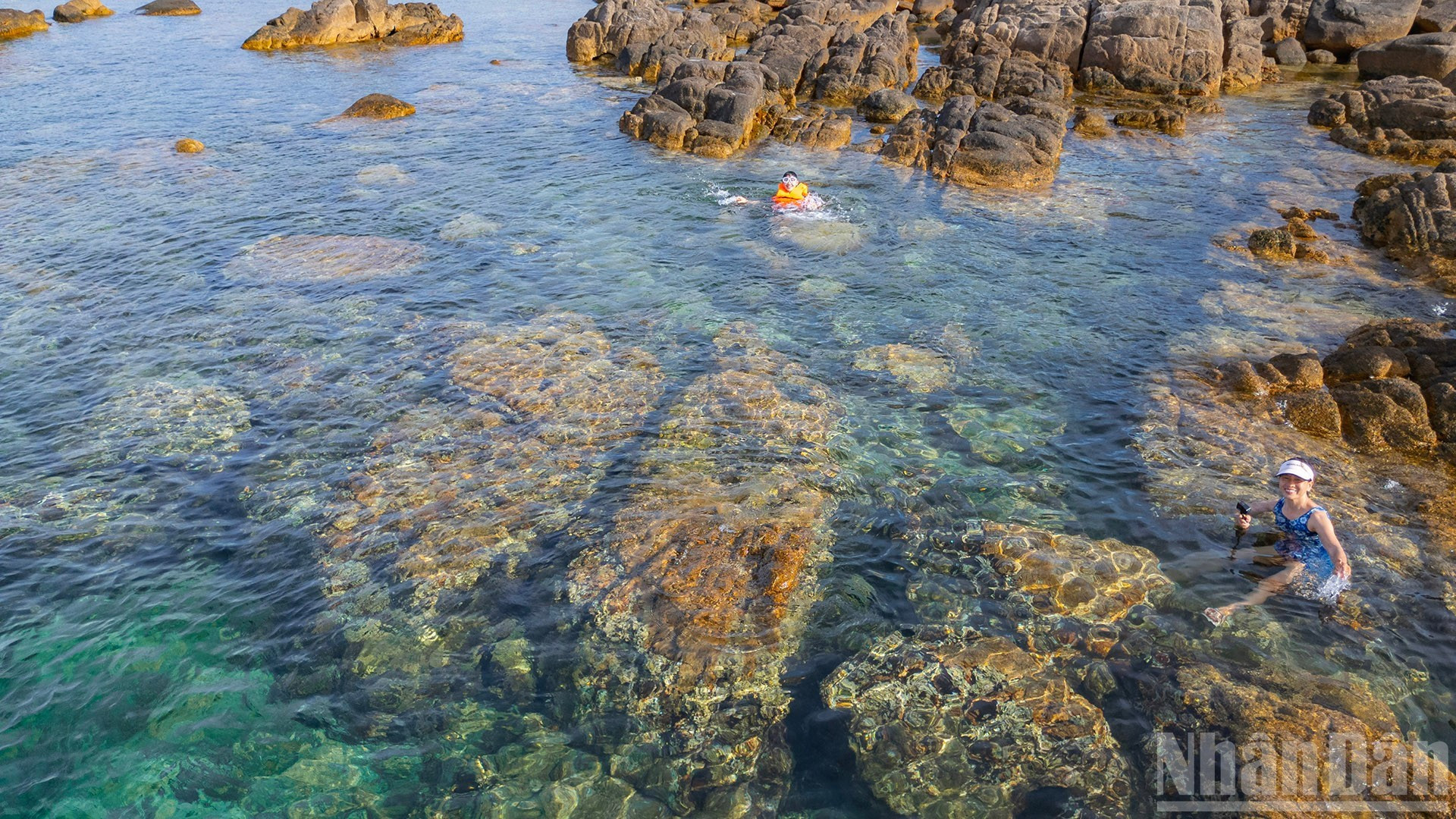 Cuando la marea retrocede, quedan sobre el arrecife charcas de agua cristalina a las que los lugareños han apodado "piscinas de piedra infinitas". Cuando la marea retrocede, quedan sobre el arrecife charcas de agua cristalina a las que los lugareños han apodado "piscinas de piedra infinitas".
