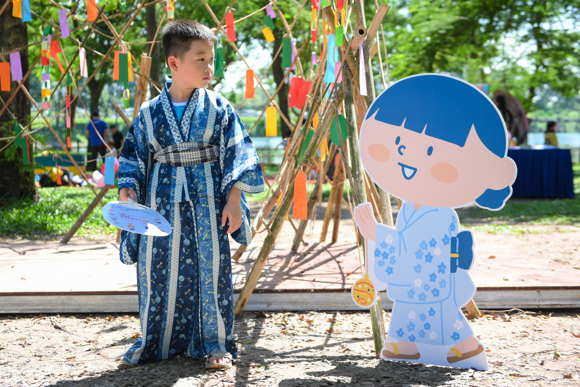Los niños y sus padres tienen oportunidad de probarse los trajes tradicionales de Japón.