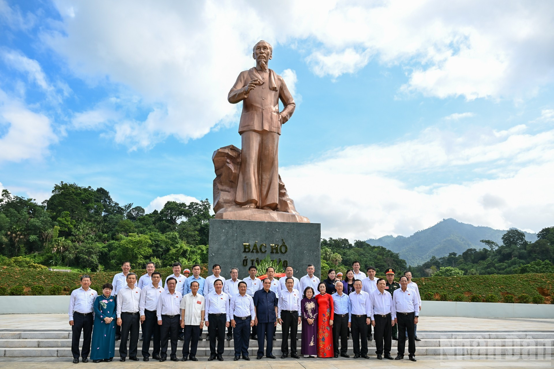 [Foto] Máximo dirigente legislativo ofrece inciensos en homenaje al Presidente Ho Chi Minh y a los predecesores revolucionarios