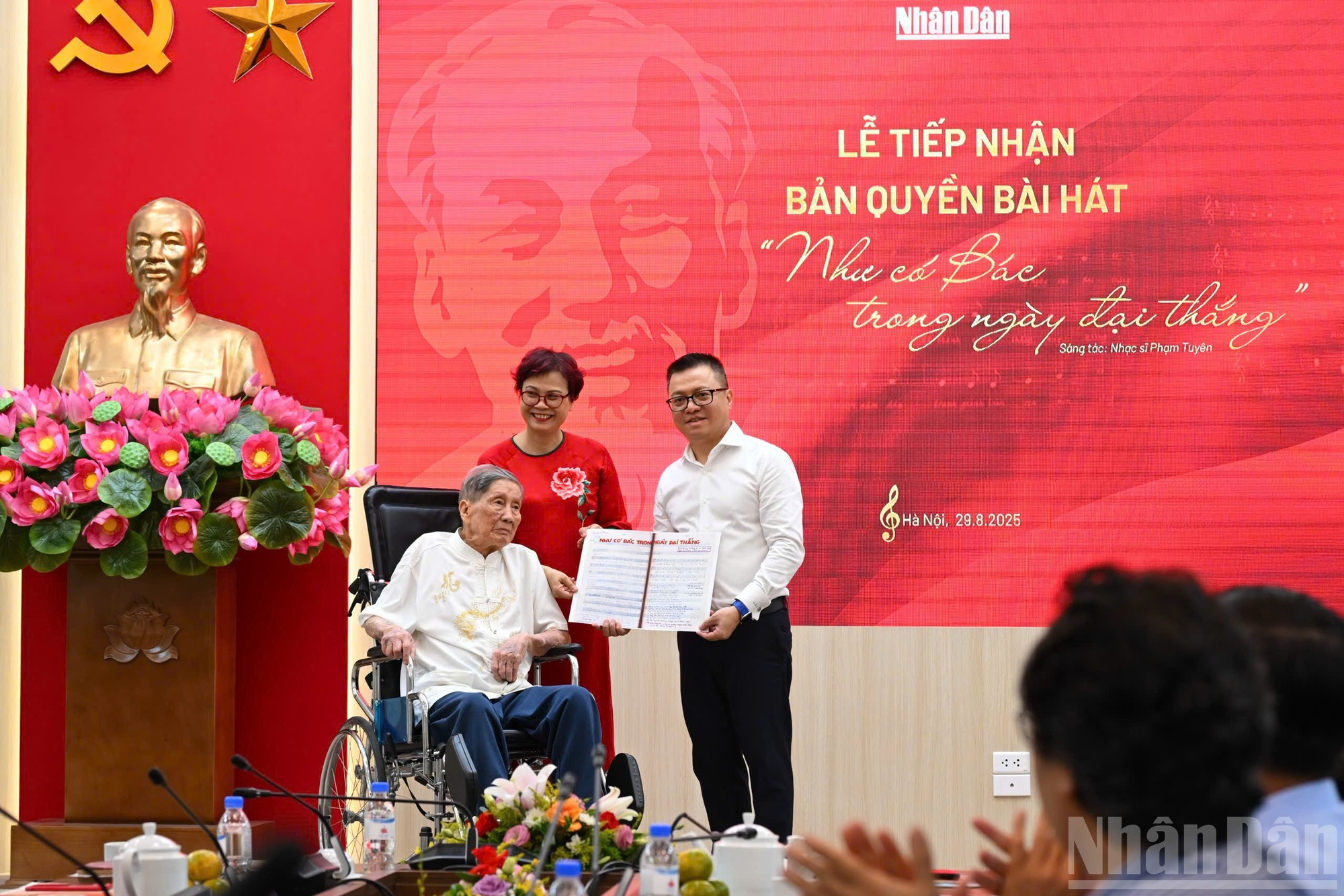Quoc Minh recibe el manuscrito de la canción con dedicatoria y firma del compositor Pham Tuyen. Quoc Minh recibe el manuscrito de la canción con dedicatoria y firma del compositor Pham Tuyen.