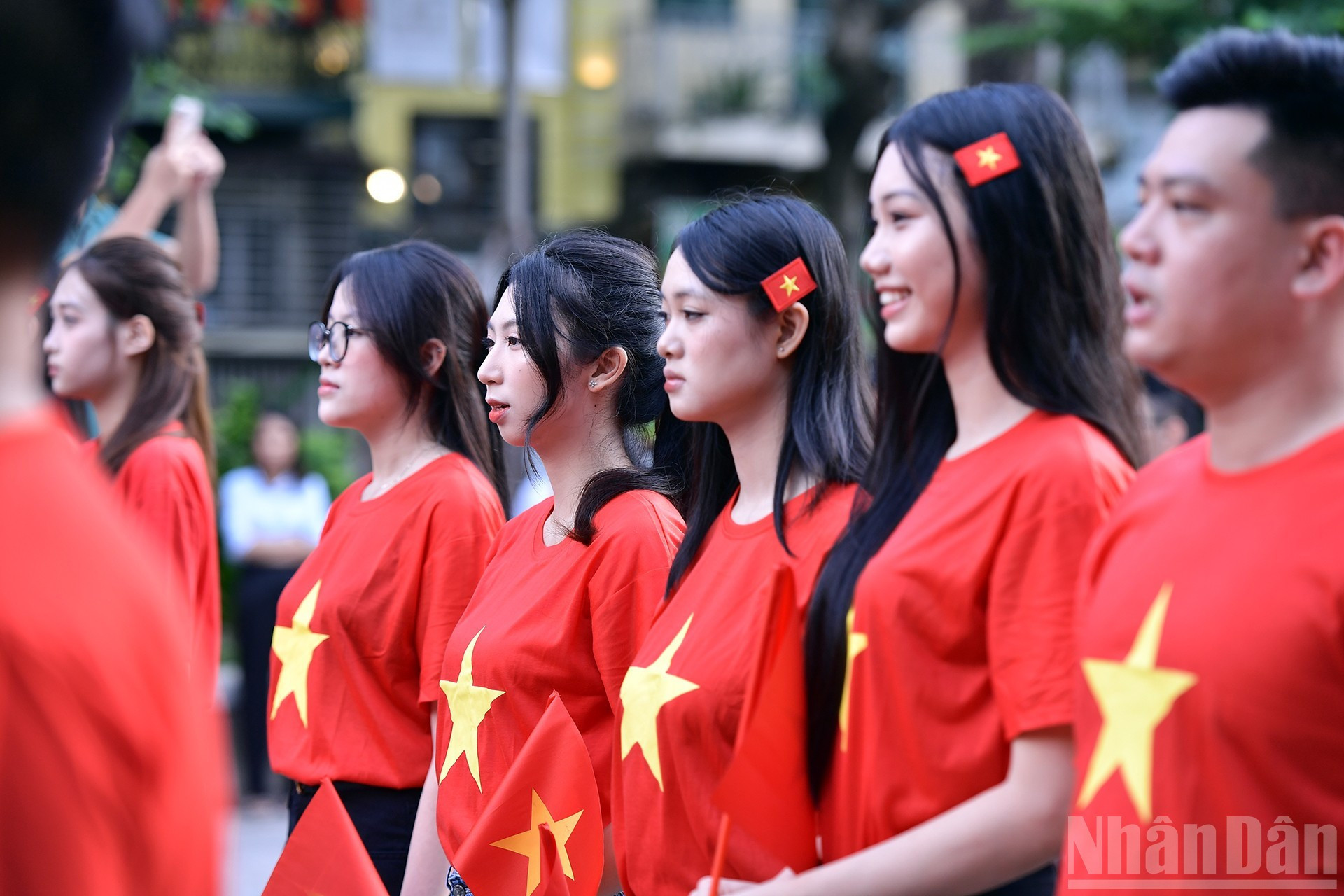 El acto a nivel central se lleva a cabo en siete lugares: el jardín de flores Van Xuan (Hanói); el cementerio Hang Duong (zona especial de Con Dao); el asta de bandera Thu Ngu (barrio de Saigón, Ciudad Ho Chi Minh); el hito fronterizo de tres países, casa de la amistad Vietnam-Laos-Camboya (comuna de Bo Y, provincia de Quang Ngai); el cabo Mai Doi - Hon Dau (comuna de Dai Lanh, provincia de Khanh Hoa); el asta de bandera Lung Cu (provincia de Tuyen Quang); y el asta de bandera Mui Ca Mau (provincia de Ca Mau). El acto a nivel central se lleva a cabo en siete lugares: el jardín de flores Van Xuan (Hanói); el cementerio Hang Duong (zona especial de Con Dao); el asta de bandera Thu Ngu (barrio de Saigón, Ciudad Ho Chi Minh); el hito fronterizo de tres países, casa de la amistad Vietnam-Laos-Camboya (comuna de Bo Y, provincia de Quang Ngai); el cabo Mai Doi - Hon Dau (comuna de Dai Lanh, provincia de Khanh Hoa); el asta de bandera Lung Cu (provincia de Tuyen Quang); y el asta de bandera Mui Ca Mau (provincia de Ca Mau).