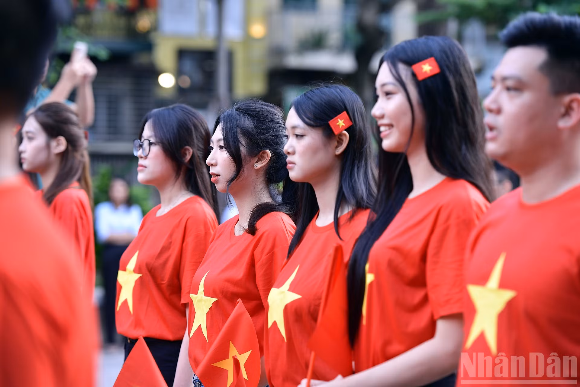 El acto a nivel central se lleva a cabo en siete lugares: el jardín de flores Van Xuan (Hanói); el cementerio Hang Duong (zona especial de Con Dao); el asta de bandera Thu Ngu (barrio de Saigón, Ciudad Ho Chi Minh); el hito fronterizo de tres países, casa de la amistad Vietnam-Laos-Camboya (comuna de Bo Y, provincia de Quang Ngai); el cabo Mai Doi - Hon Dau (comuna de Dai Lanh, provincia de Khanh Hoa); el asta de bandera Lung Cu (provincia de Tuyen Quang); y el asta de bandera Mui Ca Mau (provincia de Ca Mau).