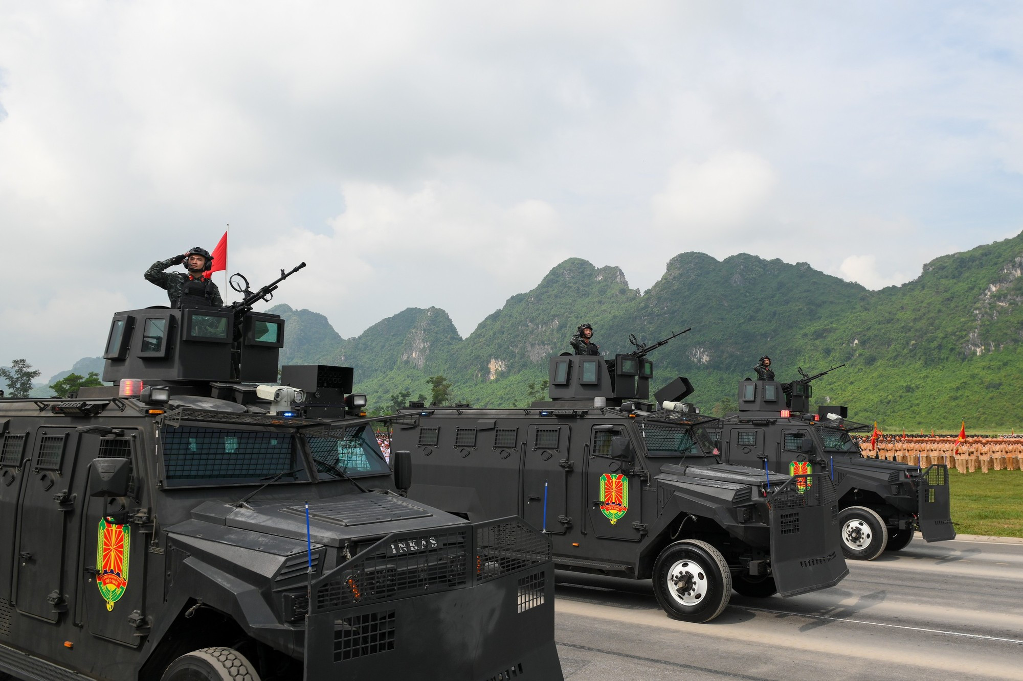 Convoyes de escolta para los dirigentes del Partido y del Estado, encargados de guiar a las delegaciones internacionales en visita a Vietnam. Convoyes de escolta para los dirigentes del Partido y del Estado, encargados de guiar a las delegaciones internacionales en visita a Vietnam.