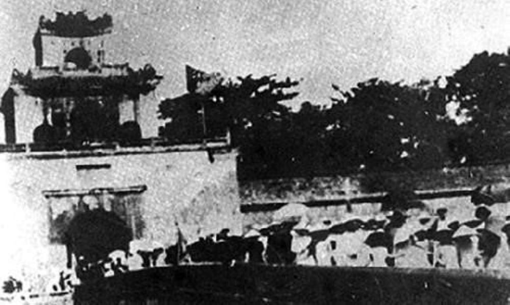 El 23 de agosto de 1945, el pueblo de Thua Thien-Hue participa en la toma del poder y se dirige hacia la Puerta Thuong Tu. (Foto de archivo de la Agencia Vietnamita de Noticias)