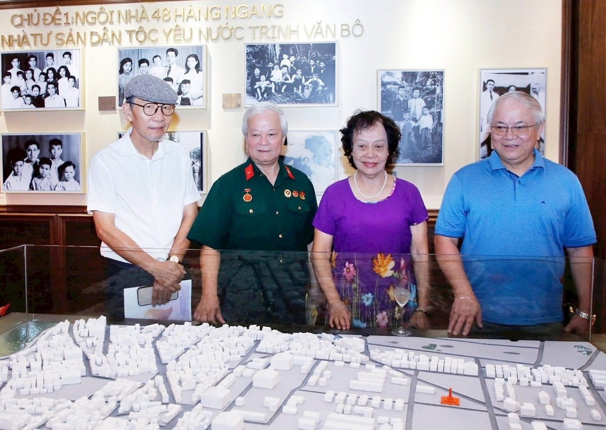 En la casa número 48 de la calle Hang Ngang, en el barrio de Hoan Kiem, donde el Presidente Ho Chi Minh redactó la Declaración de Independencia. En la casa número 48 de la calle Hang Ngang, en el barrio de Hoan Kiem, donde el Presidente Ho Chi Minh redactó la Declaración de Independencia.