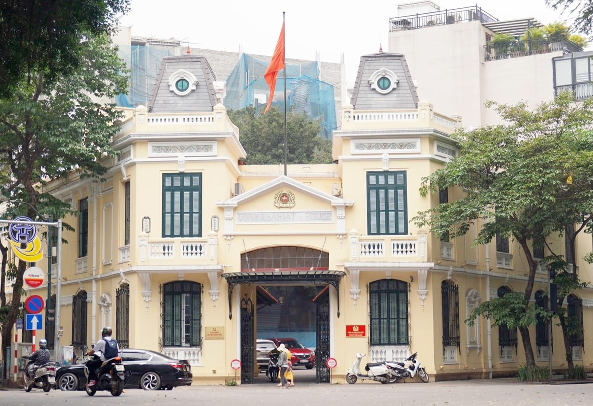La sede de la Policía Central durante la ocupación colonial francesa es hoy la sede de la comisaría de Hoan Kiem, ubicada en el número 2 de la calle Trang Thi del barrio de Hoan Kiem. Durante el levantamiento general, las masas revolucionarias ocuparon este lugar tras la toma del Palacio del Gobernador de Tonkín. La sede de la Policía Central durante la ocupación colonial francesa es hoy la sede de la comisaría de Hoan Kiem, ubicada en el número 2 de la calle Trang Thi del barrio de Hoan Kiem. Durante el levantamiento general, las masas revolucionarias ocuparon este lugar tras la toma del Palacio del Gobernador de Tonkín.