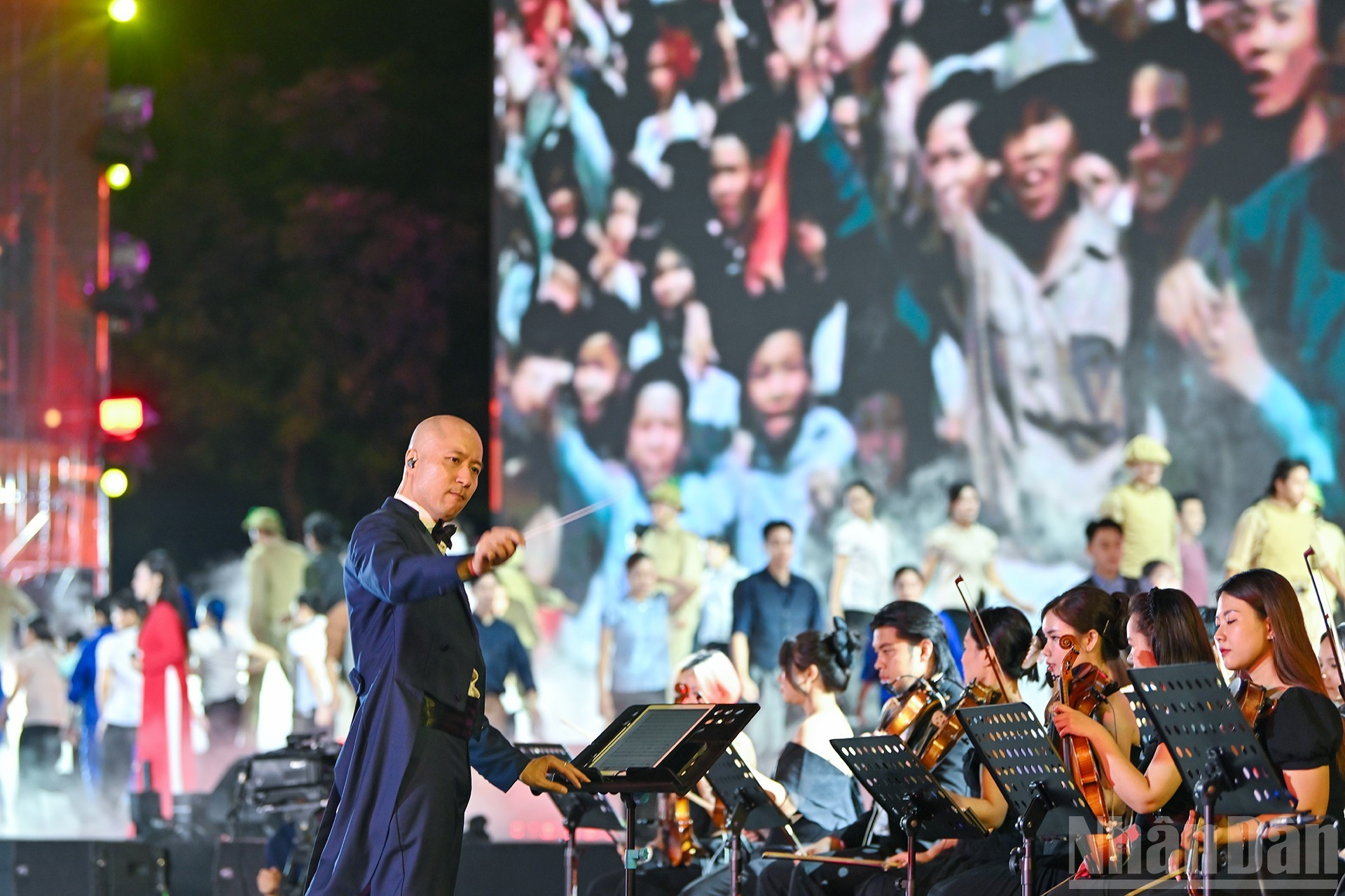 La música especial del programa está dirigida por el director Dong Quang Vinh y la orquesta.