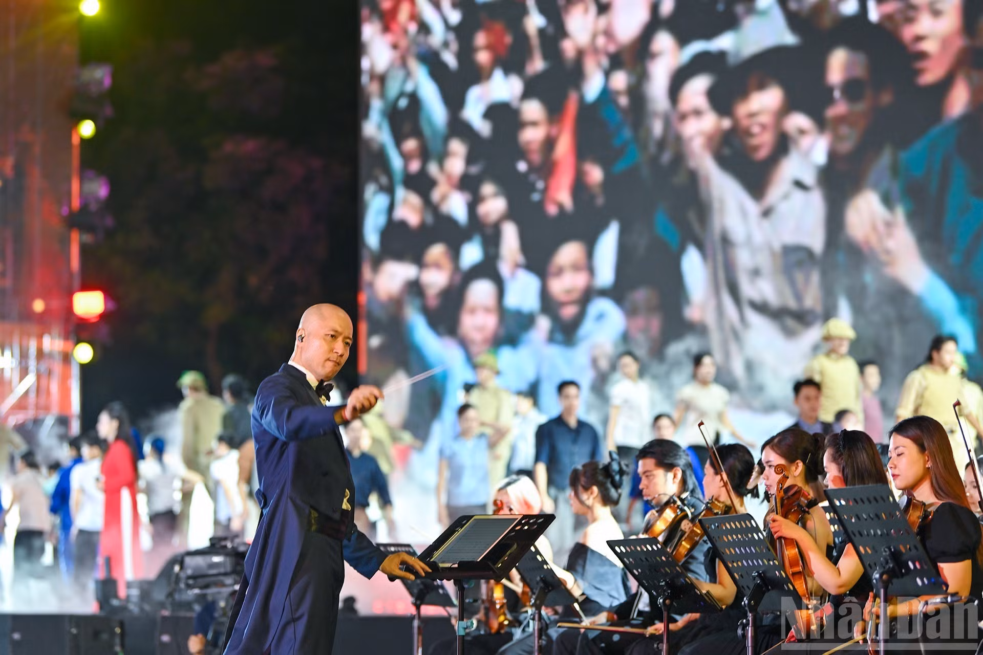 La música especial del programa está dirigida por el director Dong Quang Vinh y la orquesta.