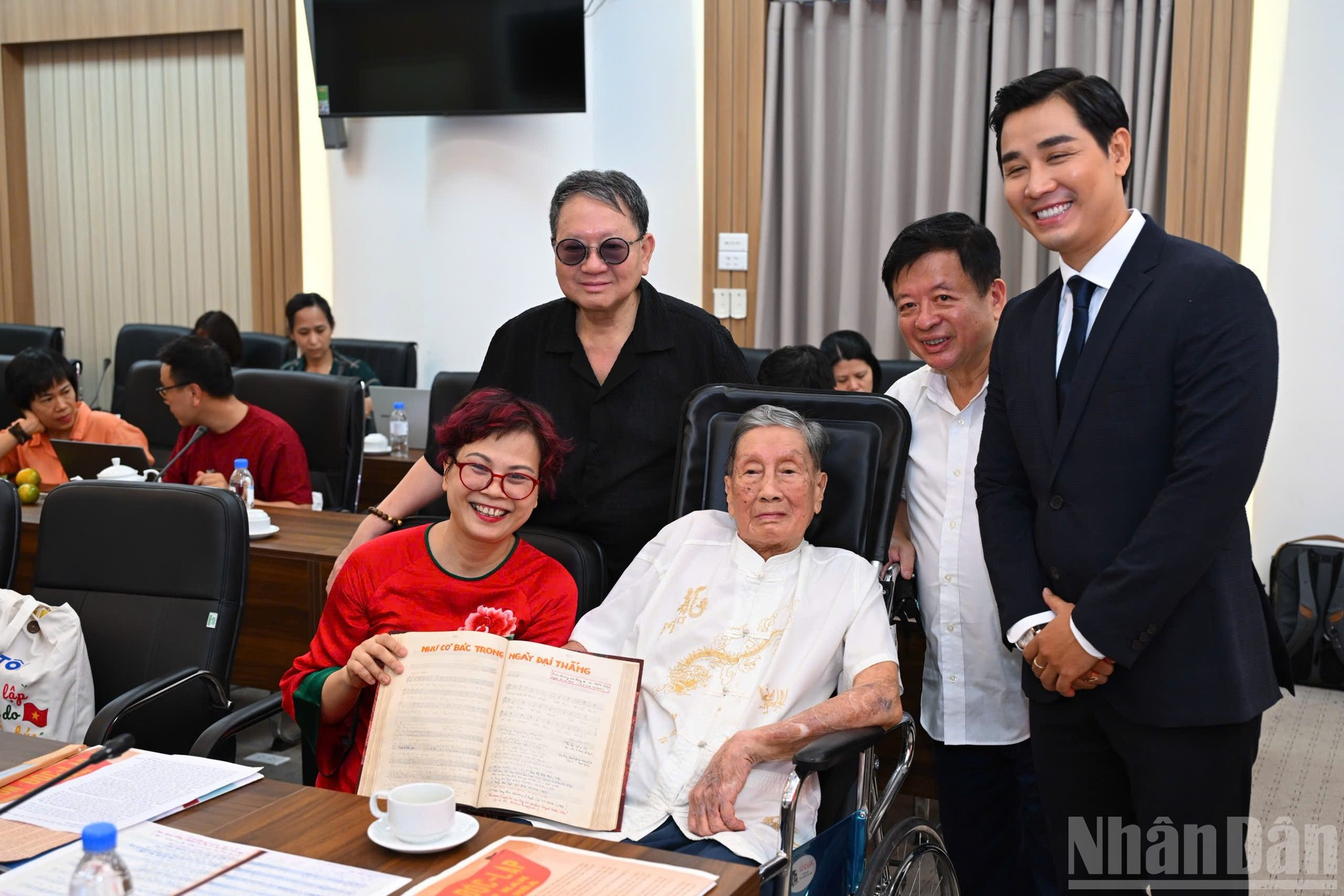 El compositor Pham Tuyen y los delegados. El compositor Pham Tuyen y los delegados.