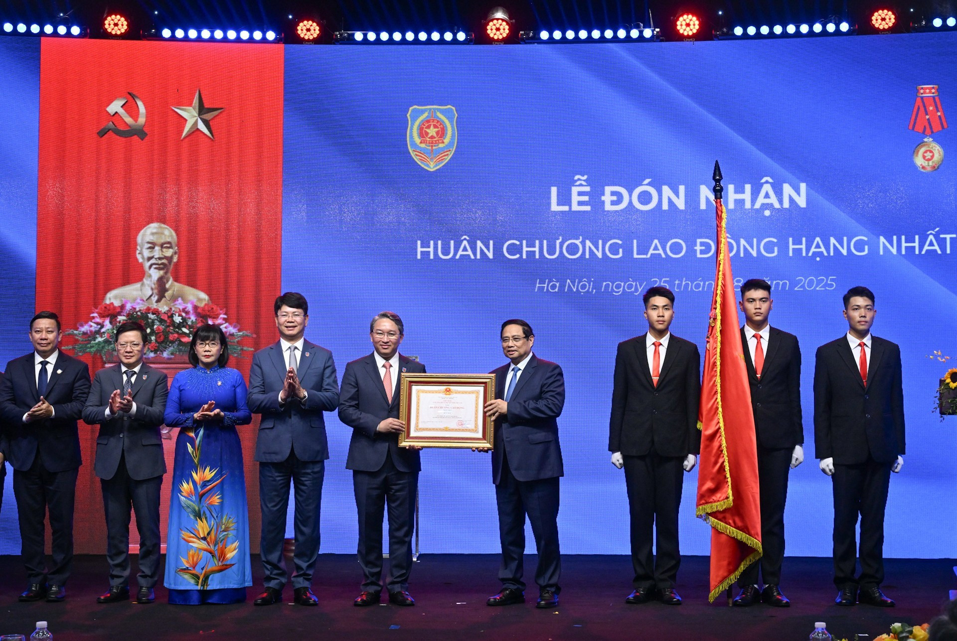 El primer ministro de Vietnam, Pham Minh Chinh, otorga la Orden del Trabajo de Primera Clase al Ministerio de Justicia.