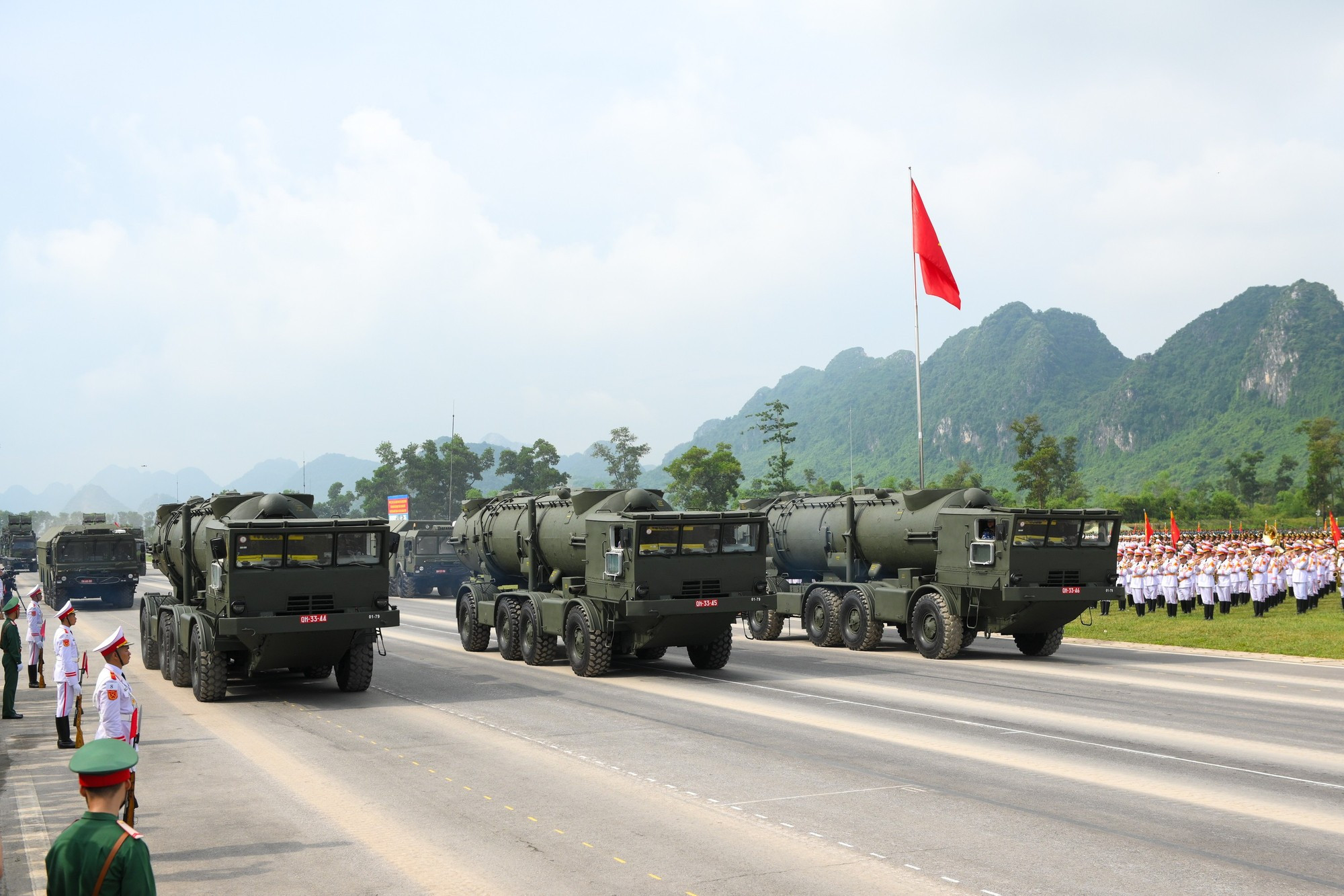 Vehículos lanzamisiles costeros de la Armada Popular de Vietnam con misiles de largo alcance y alta eficacia de combate. Vehículos lanzamisiles costeros de la Armada Popular de Vietnam con misiles de largo alcance y alta eficacia de combate.