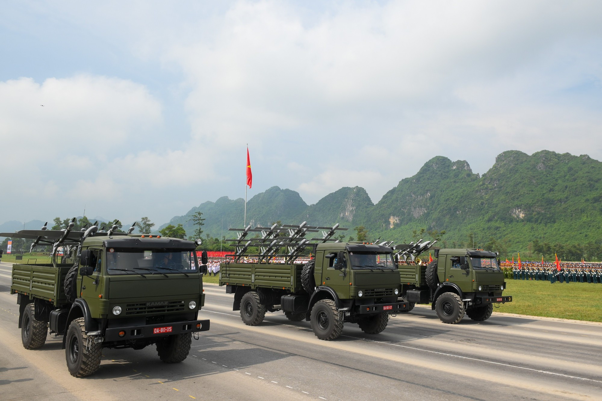 Bloque de vehículos kamikaze UAV producidos por el Departamento General de Industria de Defensa de Vietnam, con capacidad de reconocimiento, ataque y rescate. Bloque de vehículos kamikaze UAV producidos por el Departamento General de Industria de Defensa de Vietnam, con capacidad de reconocimiento, ataque y rescate.