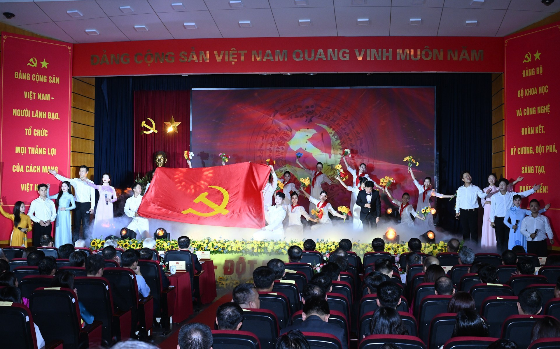 Actuación artística en la cita.