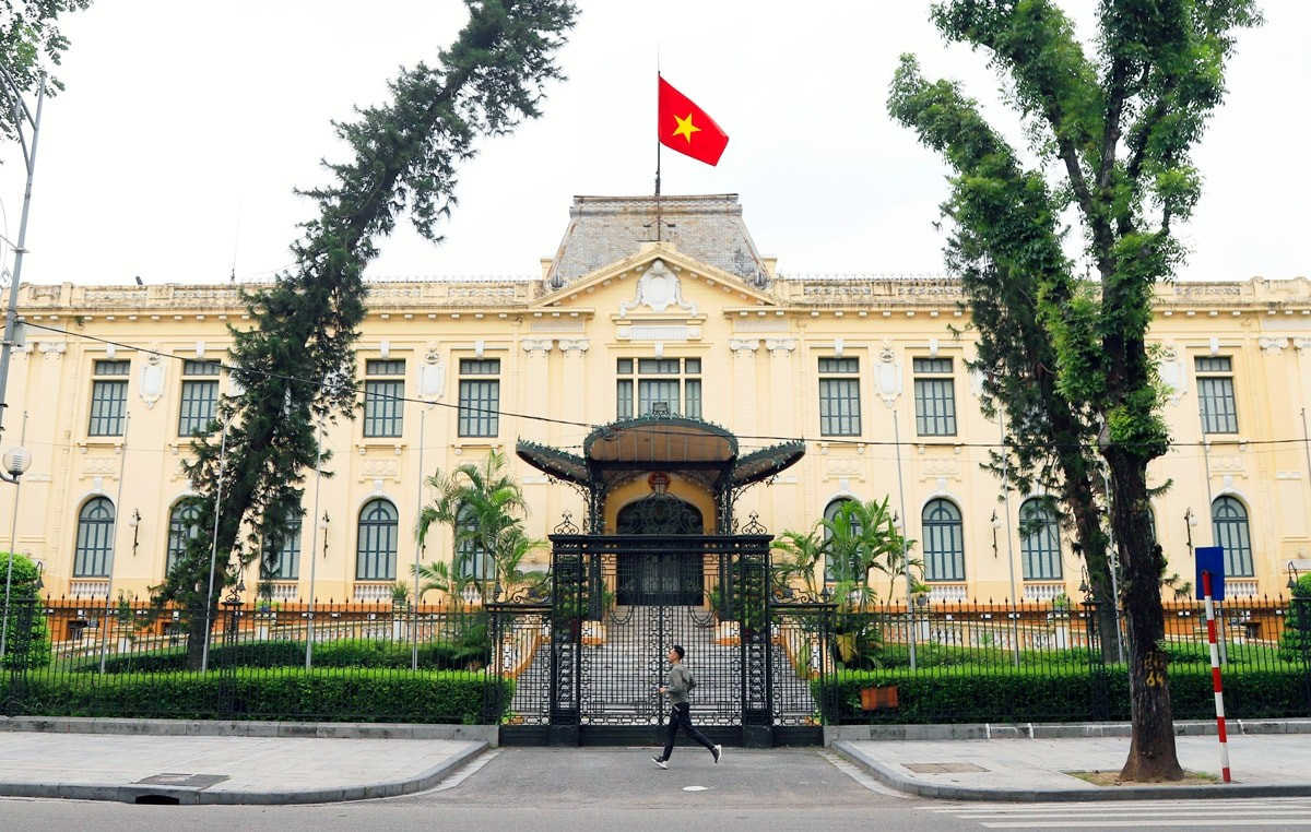 El Palacio del Gobernador de Tonkín (Bac Bo Phu) está ubicado en el número 12 de la calle Ngo Quyen, en el barrio de Hoan Kiem. Antes de 1945, este edificio era el centro del poder de la administración colonial francesa títere en el norte. El 19 de agosto de 1945, tras una manifestación, los habitantes de Hanói y las fuerzas del Viet Minh ocuparon el edificio. El Palacio del Gobernador de Tonkín (Bac Bo Phu) está ubicado en el número 12 de la calle Ngo Quyen, en el barrio de Hoan Kiem. Antes de 1945, este edificio era el centro del poder de la administración colonial francesa títere en el norte. El 19 de agosto de 1945, tras una manifestación, los habitantes de Hanói y las fuerzas del Viet Minh ocuparon el edificio.
