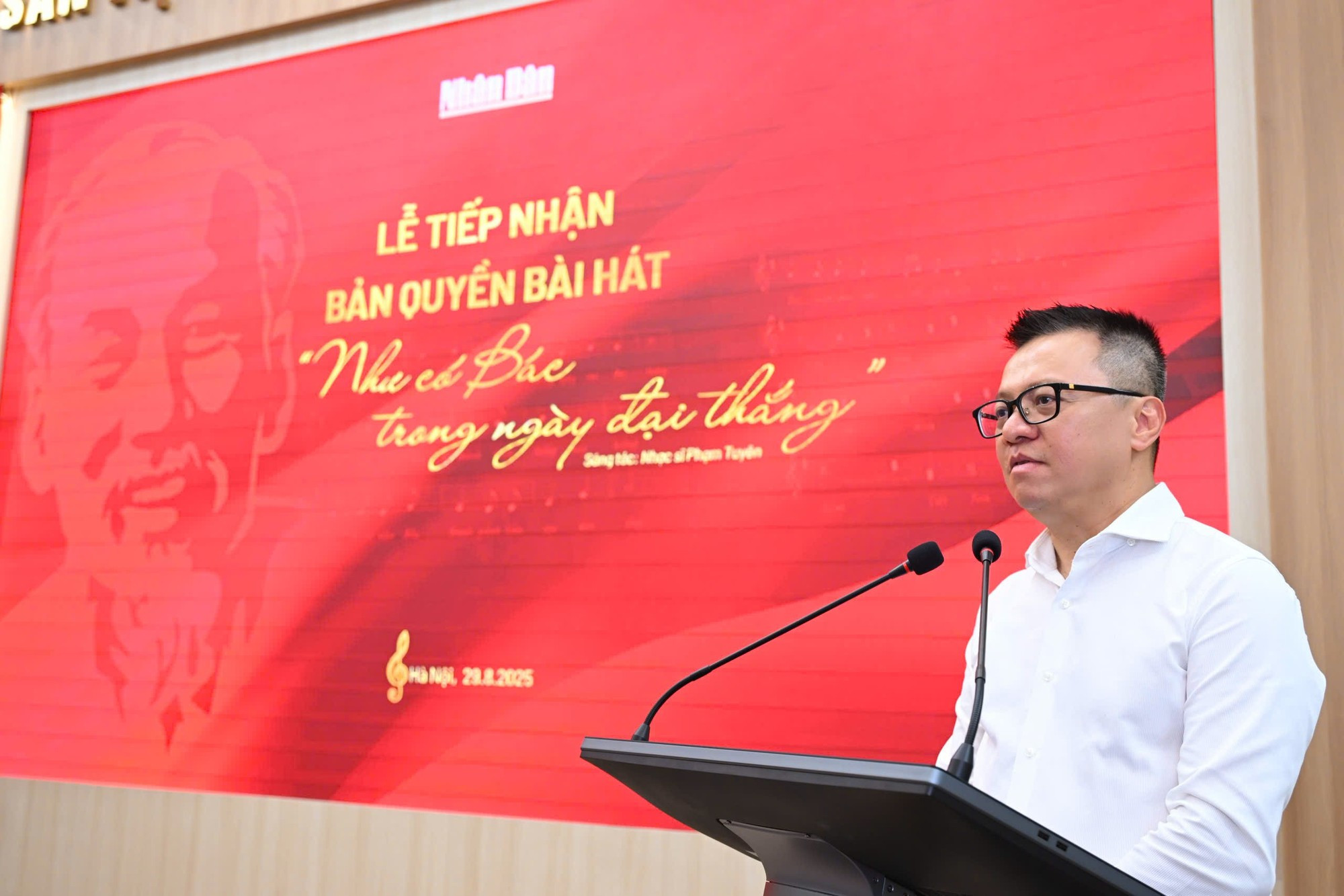 Le Quoc Minh, miembro del Comité Central del Partido Comunista de Vietnam (PCV), presidente-editor de Nhan Dan, subjefe de la Comisión de Propaganda y Movilización de Masas del Comité Central del PCV, y presidente de la Asociación de Periodistas del país, habla en la cita. Le Quoc Minh, miembro del Comité Central del Partido Comunista de Vietnam (PCV), presidente-editor de Nhan Dan, subjefe de la Comisión de Propaganda y Movilización de Masas del Comité Central del PCV, y presidente de la Asociación de Periodistas del país, habla en la cita.