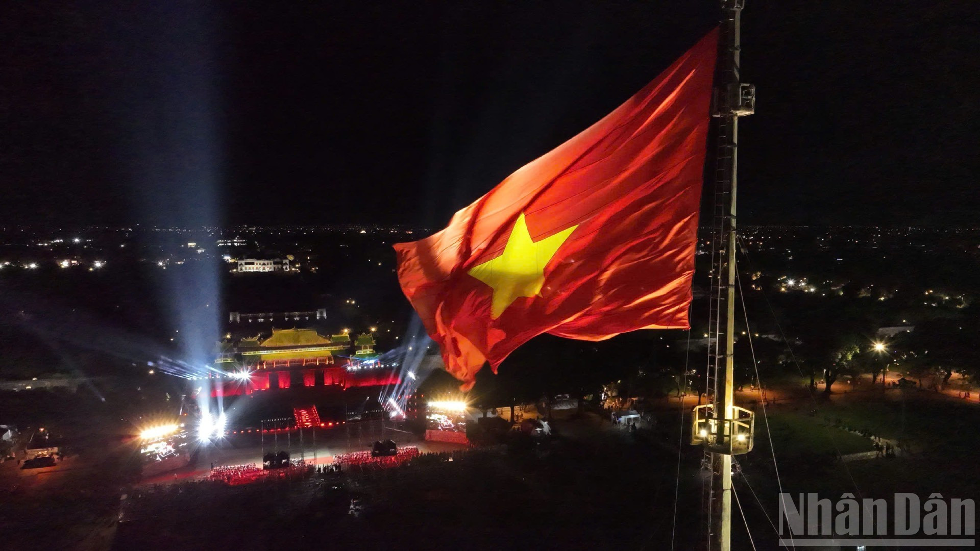 El lugar donde se realiza el evento es también el mismo en el que, hace 80 años, la bandera roja con la estrella amarilla ondeó por primera vez en lo alto de la Torre de la Bandera, reemplazando a la bandera "quẻ ly" (la del gobierno de Tran Trong Kim) de la dinastía Nguyen, marcando así el fin del último régimen feudal en Vietnam. El lugar donde se realiza el evento es también el mismo en el que, hace 80 años, la bandera roja con la estrella amarilla ondeó por primera vez en lo alto de la Torre de la Bandera, reemplazando a la bandera "quẻ ly" (la del gobierno de Tran Trong Kim) de la dinastía Nguyen, marcando así el fin del último régimen feudal en Vietnam.