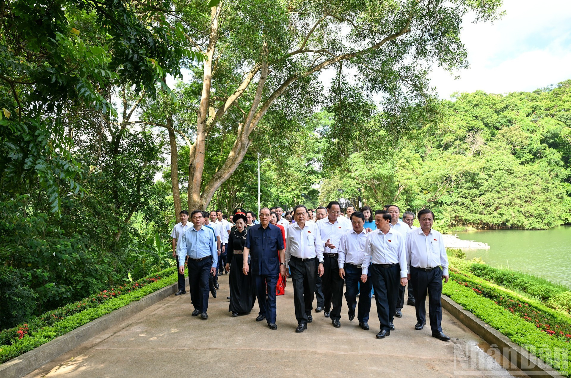 El ex secretario general del Partido Comunista de Vietnam, Nong Duc Manh, el presidente de la Asamblea Nacional Tran Thanh Man y los delegados visitan el sitio de reliquia nacional especial de Tan Trao. El ex secretario general del Partido Comunista de Vietnam, Nong Duc Manh, el presidente de la Asamblea Nacional Tran Thanh Man y los delegados visitan el sitio de reliquia nacional especial de Tan Trao.
