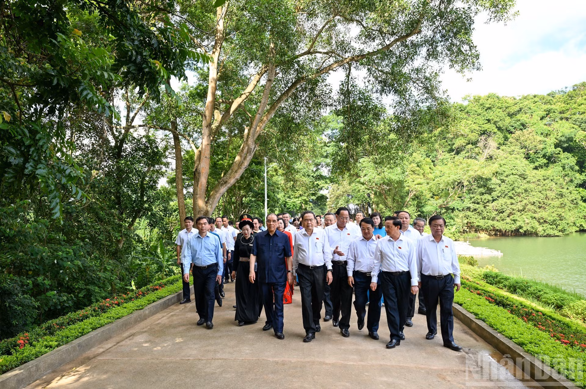 El ex secretario general del Partido Comunista de Vietnam, Nong Duc Manh, el presidente de la Asamblea Nacional Tran Thanh Man y los delegados visitan el sitio de reliquia nacional especial de Tan Trao.