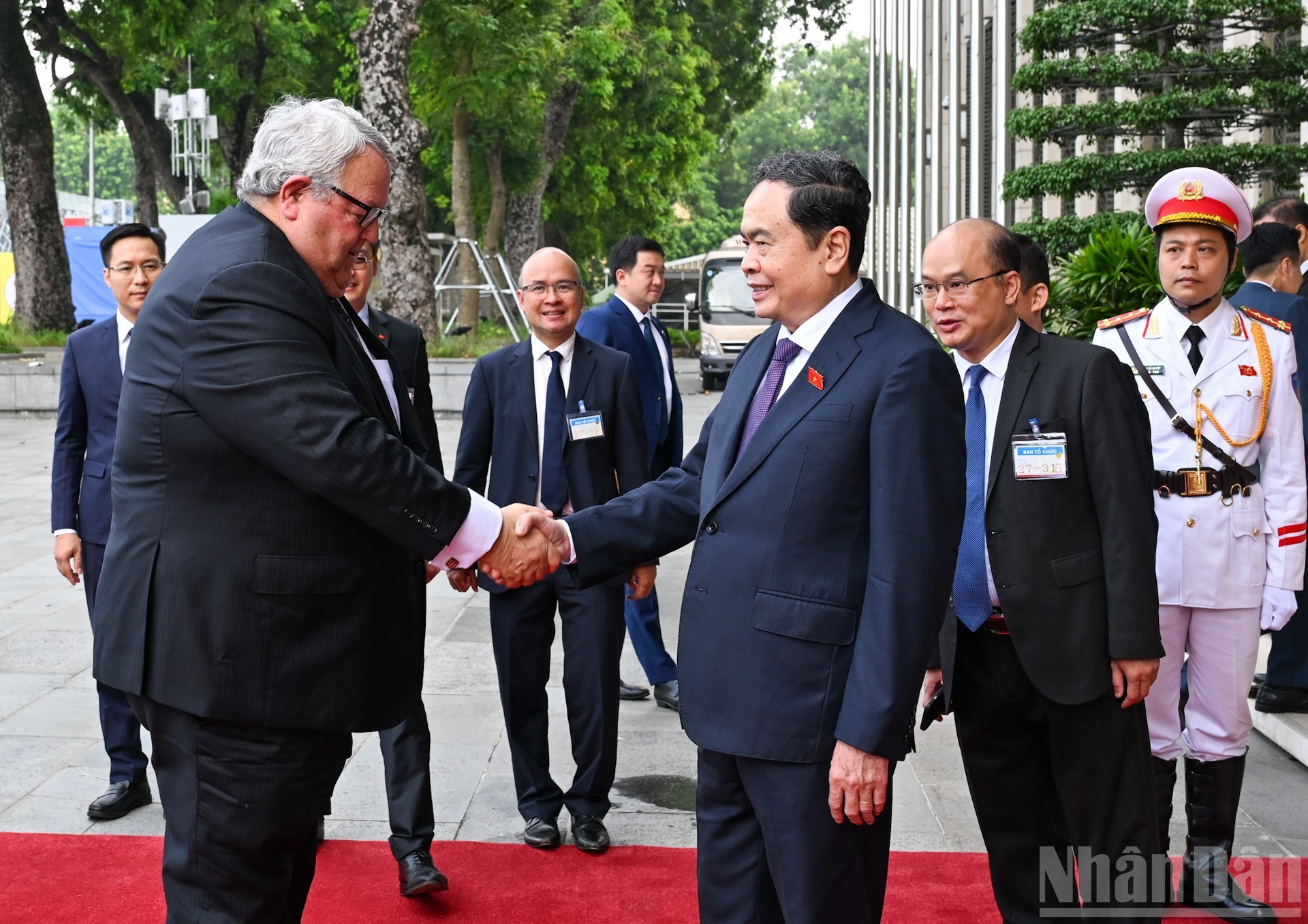 El presidente de la Asamblea Nacional de Vietnam, Tran Thanh Man, recibe a su par de Nueva Zelanda, Gerry Brownlee.