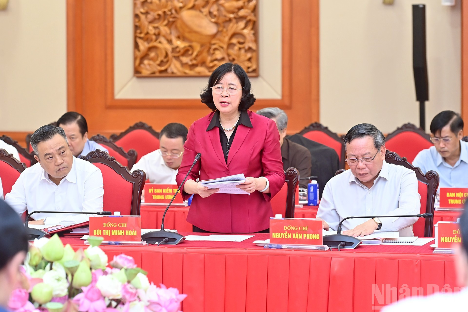 La secretaria del Comité del Partido de Hanói, Bui Thi Minh Hoai, habla en la reunión. La secretaria del Comité del Partido de Hanói, Bui Thi Minh Hoai, habla en la reunión.