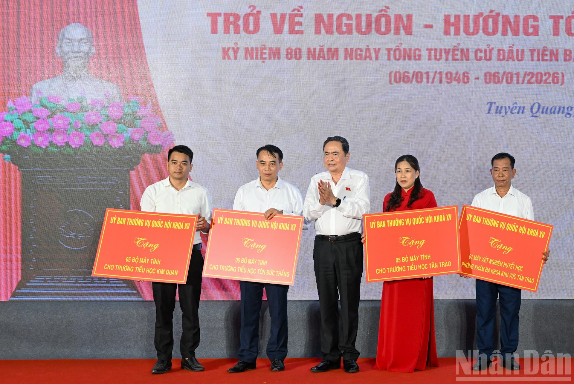 El presidente de la Asamblea Nacional Tran Thanh Man entrega 15 computadoras a tres escuelas primarias en la comuna de Tan Trao y un analizador hematológico a la Clínica General Regional de Tan Trao.