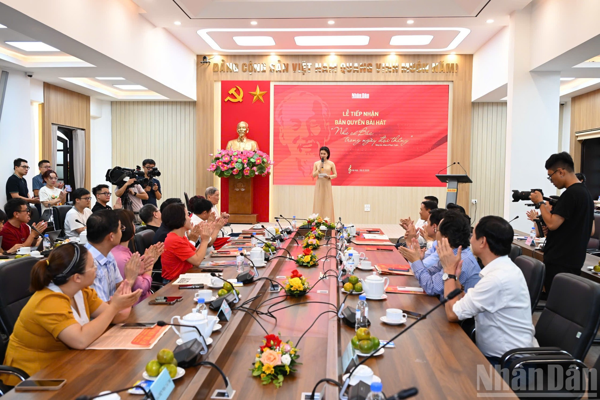 La canción “Como si estuviera el Tío Ho en el día de la gran victoria” fue grabada y transmitida en el boletín de noticias especial de la Voz de Vietnam el 30 de abril de 1975, anunciando la histórica victoria de la liberación del Sur y la reunificación del país. La canción “Como si estuviera el Tío Ho en el día de la gran victoria” fue grabada y transmitida en el boletín de noticias especial de la Voz de Vietnam el 30 de abril de 1975, anunciando la histórica victoria de la liberación del Sur y la reunificación del país.
