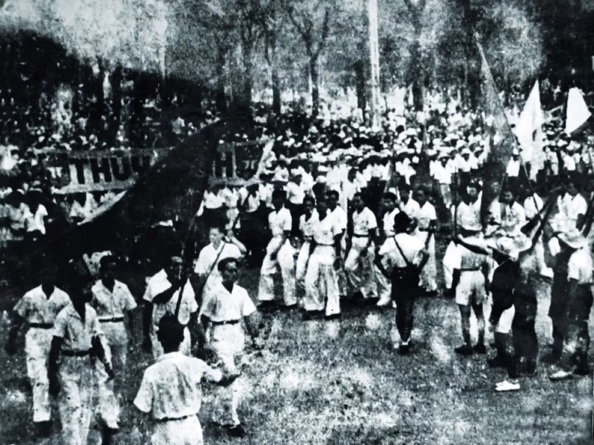 En la tarde del 23 de agosto de 1945, decenas de miles de pobladores de Hue y fuerzas revolucionarias se congregan en el estadio local. (Foto de archivo / VOV)