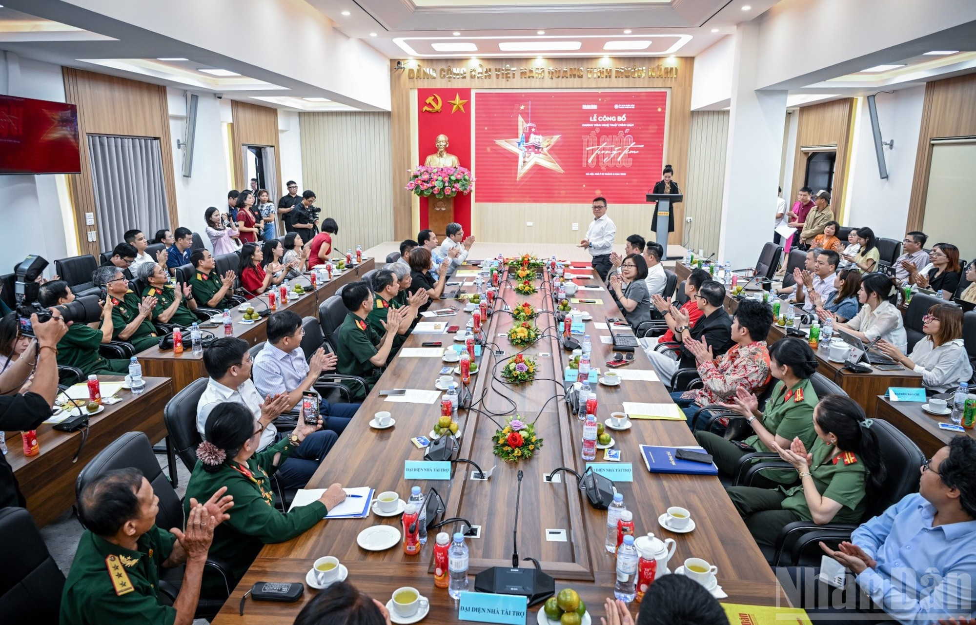 Asisten al acto Le Quoc Minh, miembro del Comité Central del Partido Comunista de Vietnam (PCV), presidente-editor del periódico Nhan Dan, subjefe de la Comisión de Propaganda y Movilización de Masas del Comité Central del PCV y presidente de la Asociación de Periodistas del país; Truong Viet Dung, vicepresidente del Comité Popular de Hanói; y Doan Tuyet Nhung, subdirectora general de la Agencia Vietnamita de Noticias. Asisten al acto Le Quoc Minh, miembro del Comité Central del Partido Comunista de Vietnam (PCV), presidente-editor del periódico Nhan Dan, subjefe de la Comisión de Propaganda y Movilización de Masas del Comité Central del PCV y presidente de la Asociación de Periodistas del país; Truong Viet Dung, vicepresidente del Comité Popular de Hanói; y Doan Tuyet Nhung, subdirectora general de la Agencia Vietnamita de Noticias.