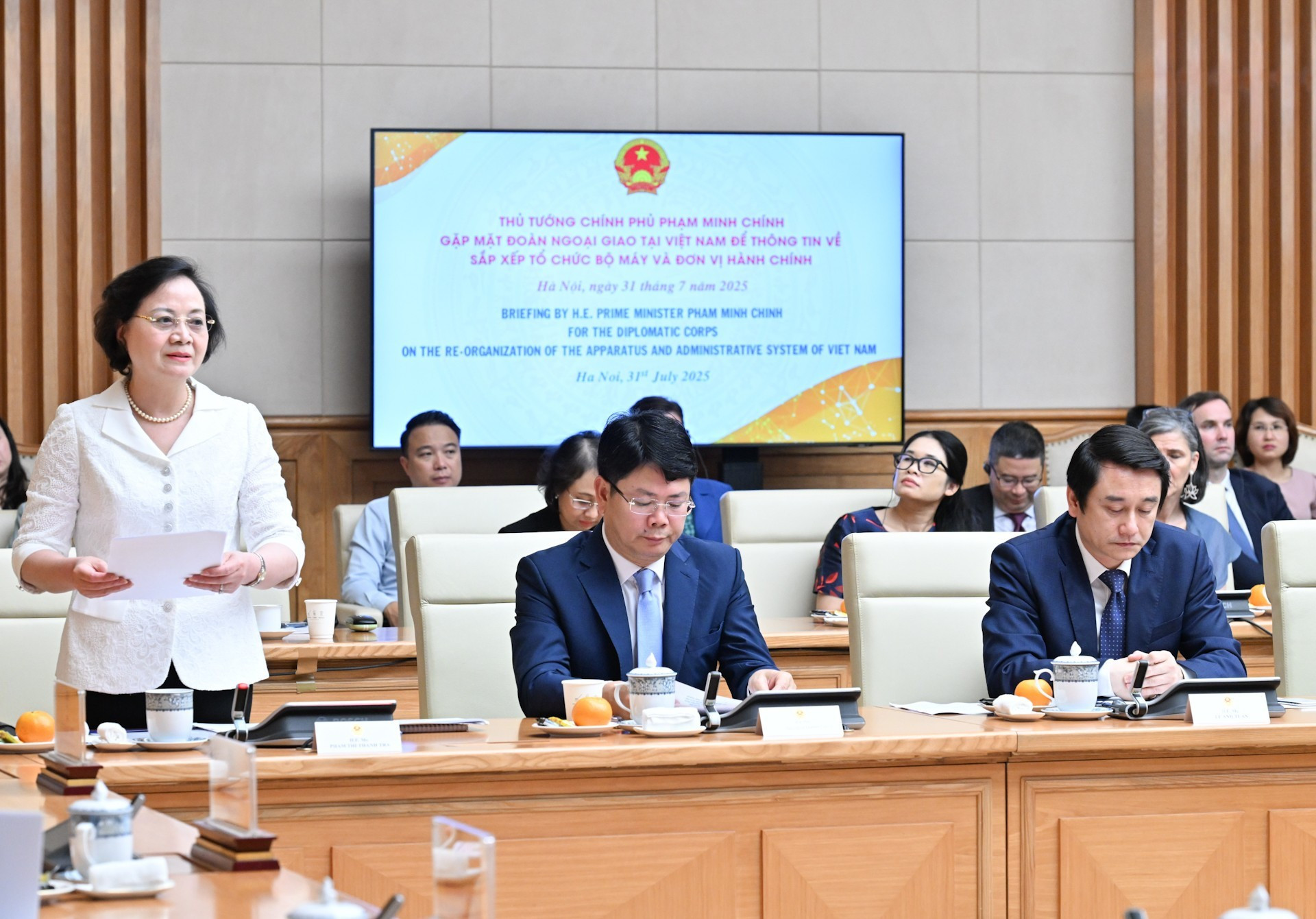 La ministra del Interior, Pham Thi Thanh Tra, informa sobre los resultados de la racionalización y reorganización del aparato y del gobierno local de dos niveles.