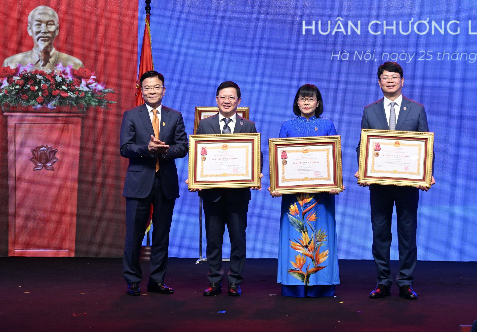 El viceprimer ministro Le Thanh Long otorga la Orden del Trabajo de Tercera Clase a destacados colectivos e individuos del sector.