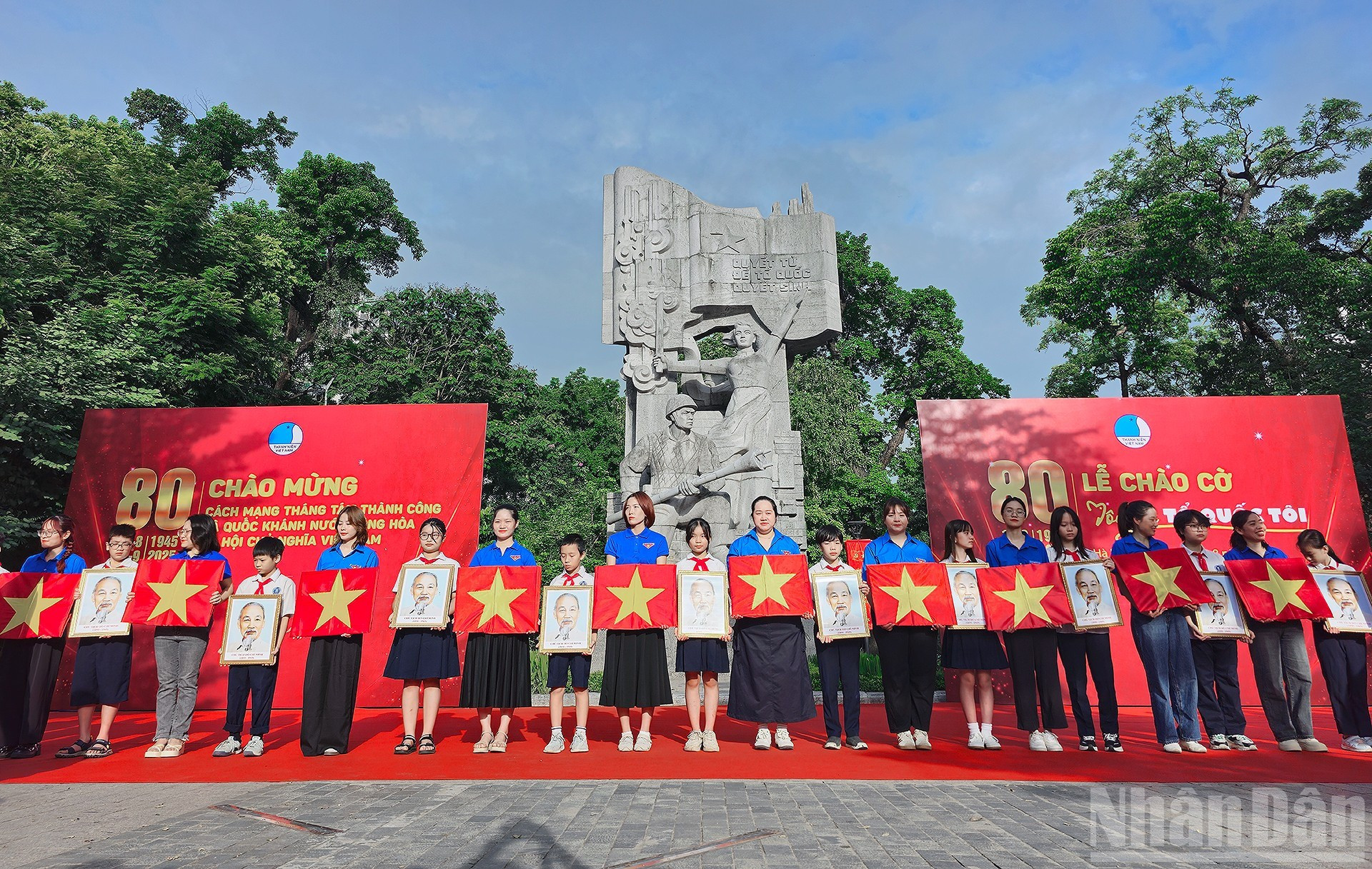 Después de la ceremonia, el comité organizador entrega 800 banderas nacionales y retratos del Presidente Ho Chi Minh a la Federación de la Juventud de Hanói y a jóvenes y niños destacados de la capital; y ofrece obsequios a cinco familias beneficiarias de políticas sociales. Después de la ceremonia, el comité organizador entrega 800 banderas nacionales y retratos del Presidente Ho Chi Minh a la Federación de la Juventud de Hanói y a jóvenes y niños destacados de la capital; y ofrece obsequios a cinco familias beneficiarias de políticas sociales.