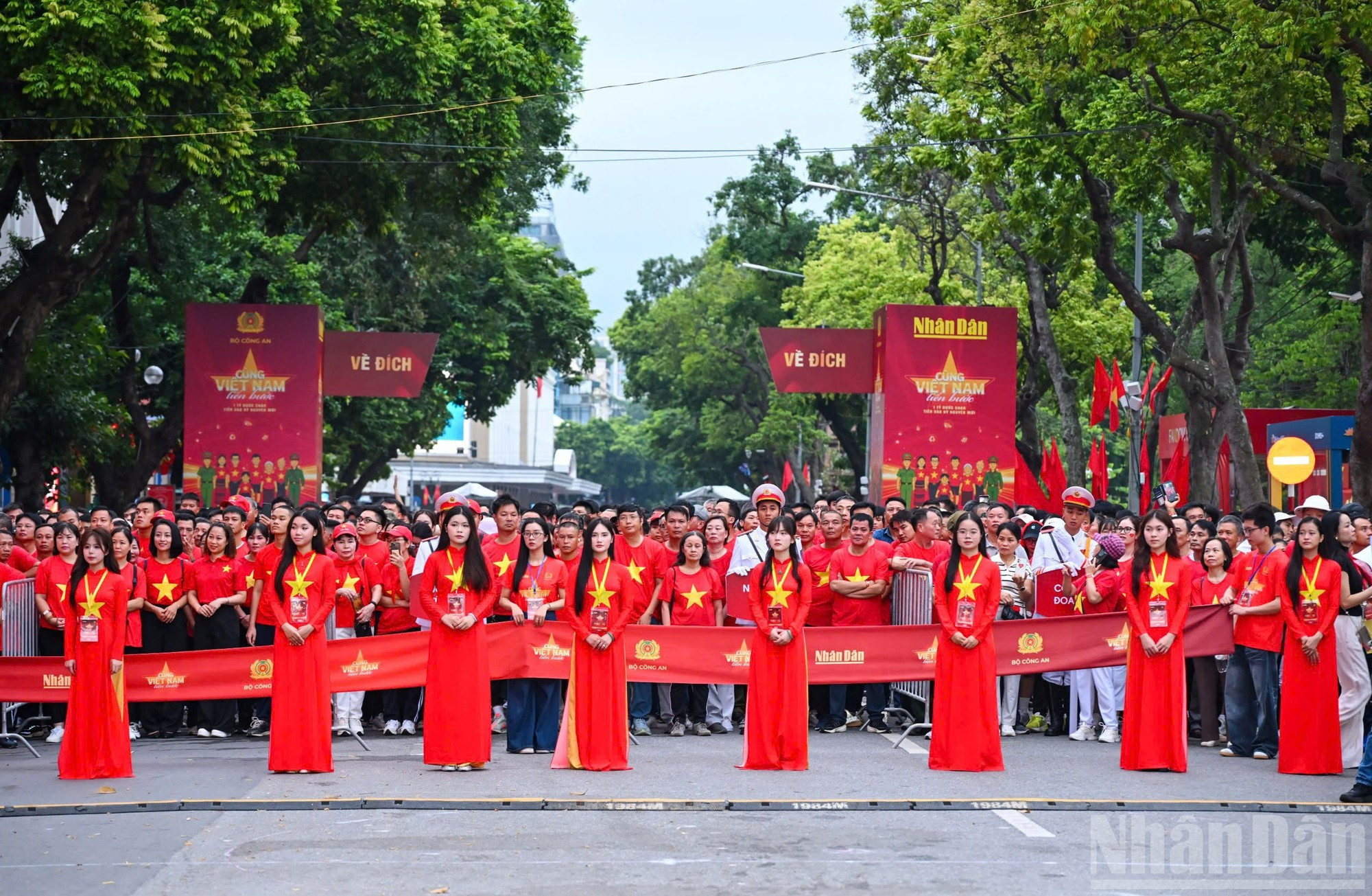 La marcha, titulada «Avanzamos con Vietnam», se organiza por el periódico Nhan Dan (Pueblo) y el Ministerio de Seguridad Pública con motivo de los aniversarios de la Revolución de Agosto (19 de agosto), del Día Nacional (2 de septiembre) y del Día de la Policía Popular de Vietnam (19 de agosto). La marcha, titulada «Avanzamos con Vietnam», se organiza por el periódico Nhan Dan (Pueblo) y el Ministerio de Seguridad Pública con motivo de los aniversarios de la Revolución de Agosto (19 de agosto), del Día Nacional (2 de septiembre) y del Día de la Policía Popular de Vietnam (19 de agosto).