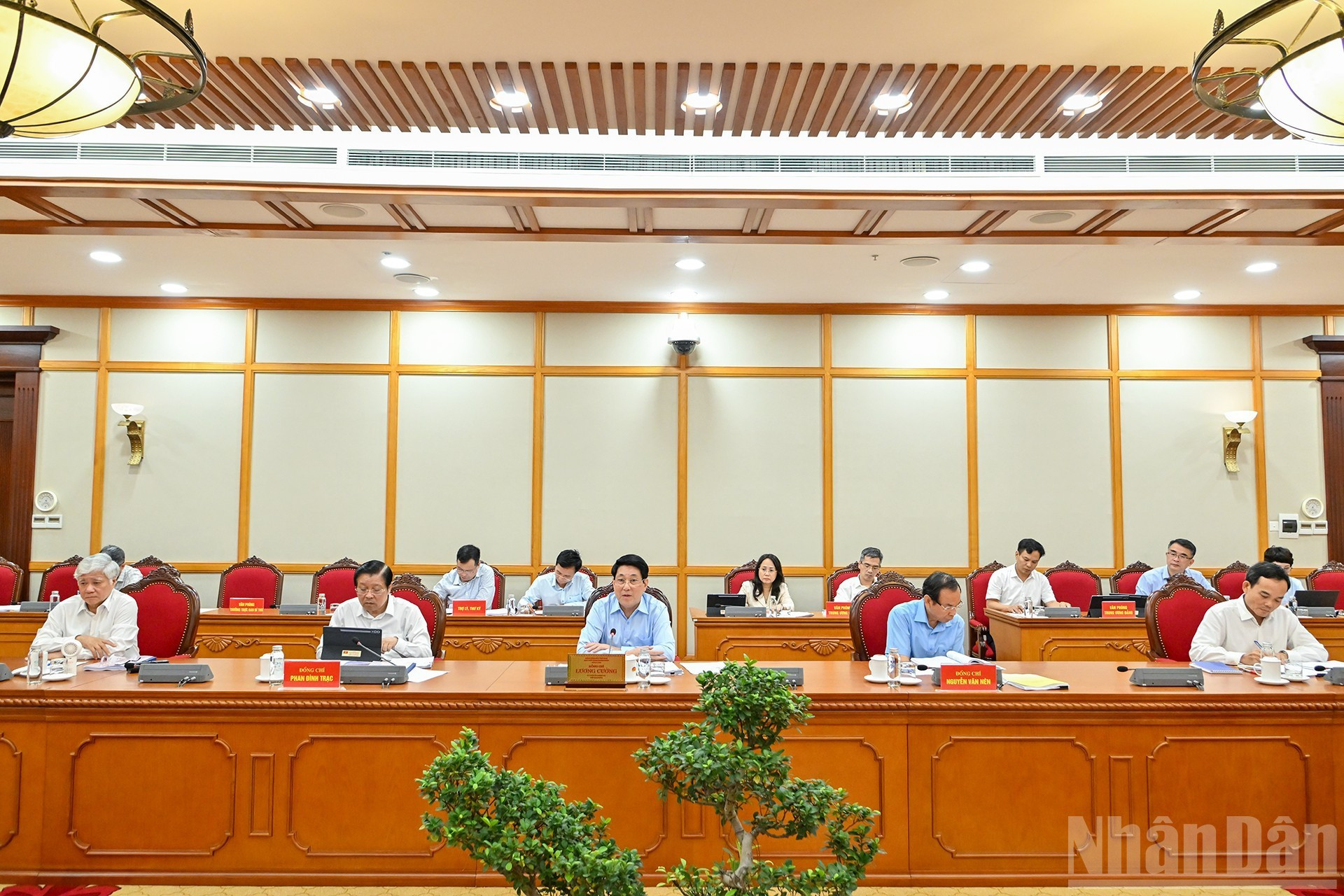 El presidente Luong Cuong, el jefe de la Comisión de Asuntos Internos del Comité Central del PCV, Phan Dinh Trac, el presidente del Comité Central del Frente de la Patria de Vietnam, Do Van Chien, el miembro permanente del Subcomité de Documentos del XIV Congreso Nacional del PCV, Nguyen Van Nen, y el secretario del Comité partidista de Ciudad Ho Chi Minh, Tran Luu Quang, en la reunión con la Junta Ejecutiva del Comité partidista en la provincia de Cao Bang. El presidente Luong Cuong, el jefe de la Comisión de Asuntos Internos del Comité Central del PCV, Phan Dinh Trac, el presidente del Comité Central del Frente de la Patria de Vietnam, Do Van Chien, el miembro permanente del Subcomité de Documentos del XIV Congreso Nacional del PCV, Nguyen Van Nen, y el secretario del Comité partidista de Ciudad Ho Chi Minh, Tran Luu Quang, en la reunión con la Junta Ejecutiva del Comité partidista en la provincia de Cao Bang.