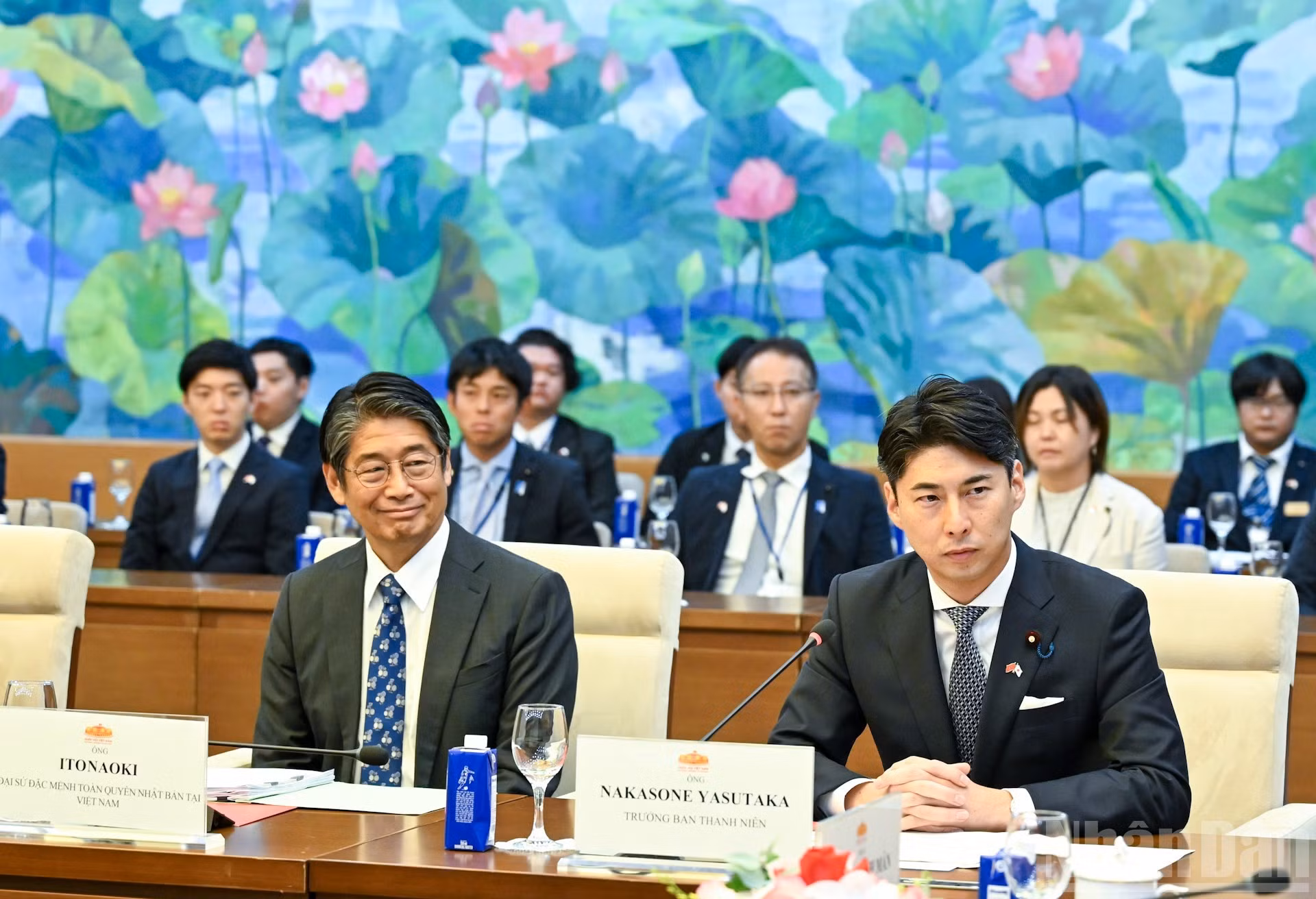 Nakasone Yasutaka habla en la reunión.