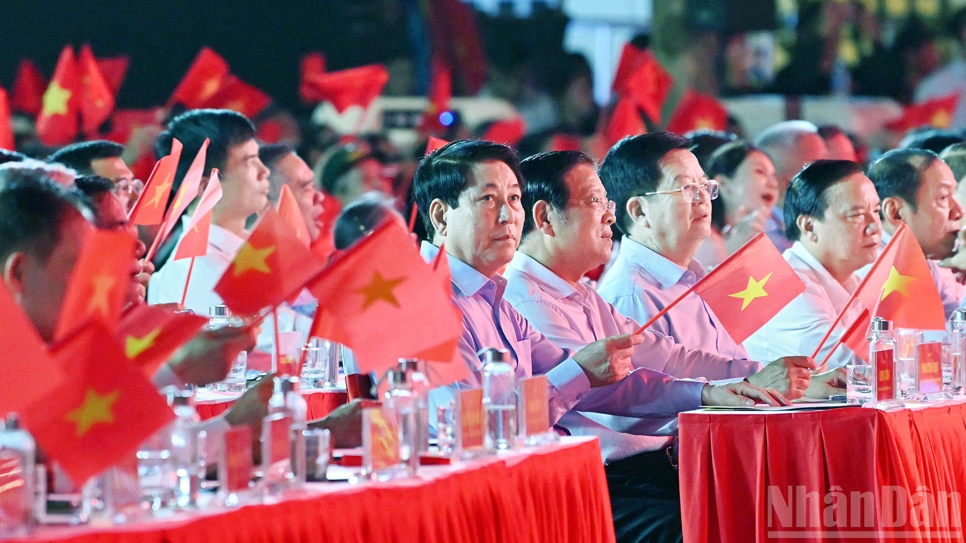 [Foto] Presidente vietnamita asiste al programa político-artístico especial 'Oportunidad de oro'
